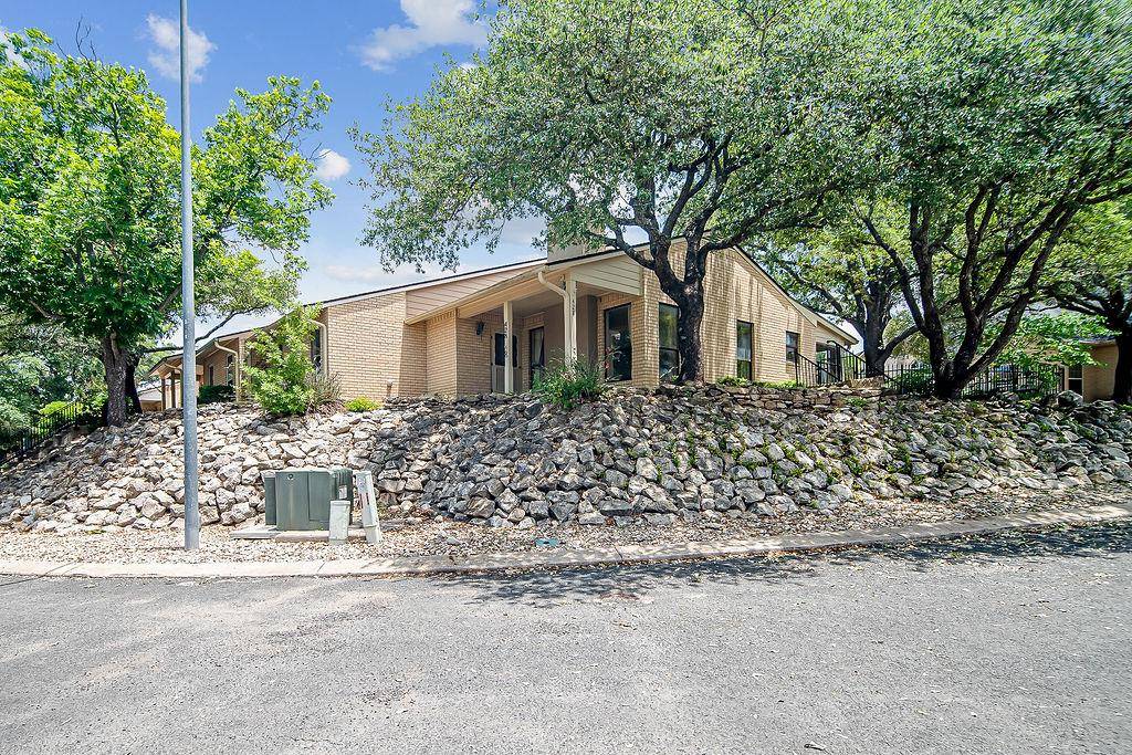 428 Summit CIR, Fredericksburg, TX 78624