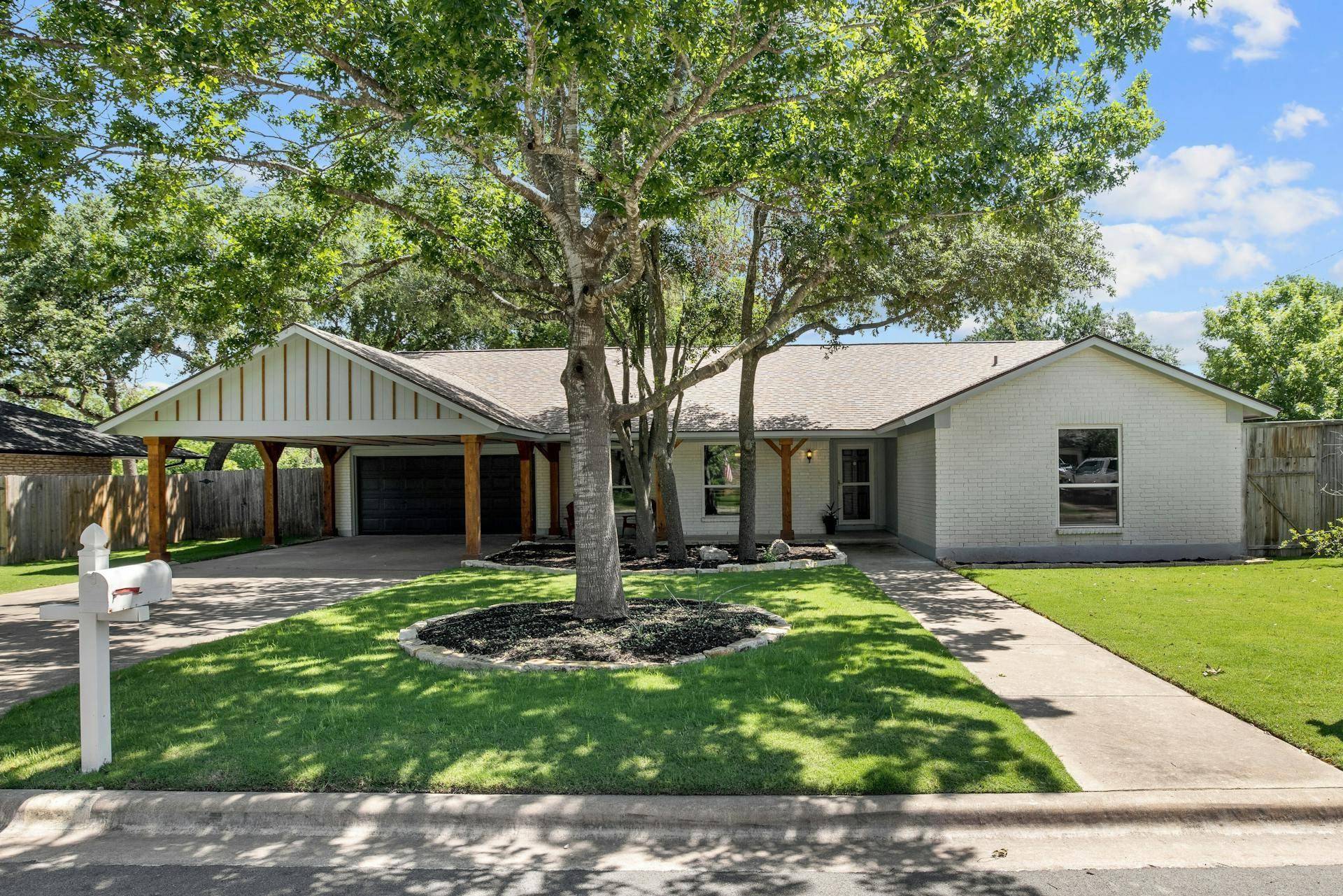 905 Penny LN, Round Rock, TX 78681