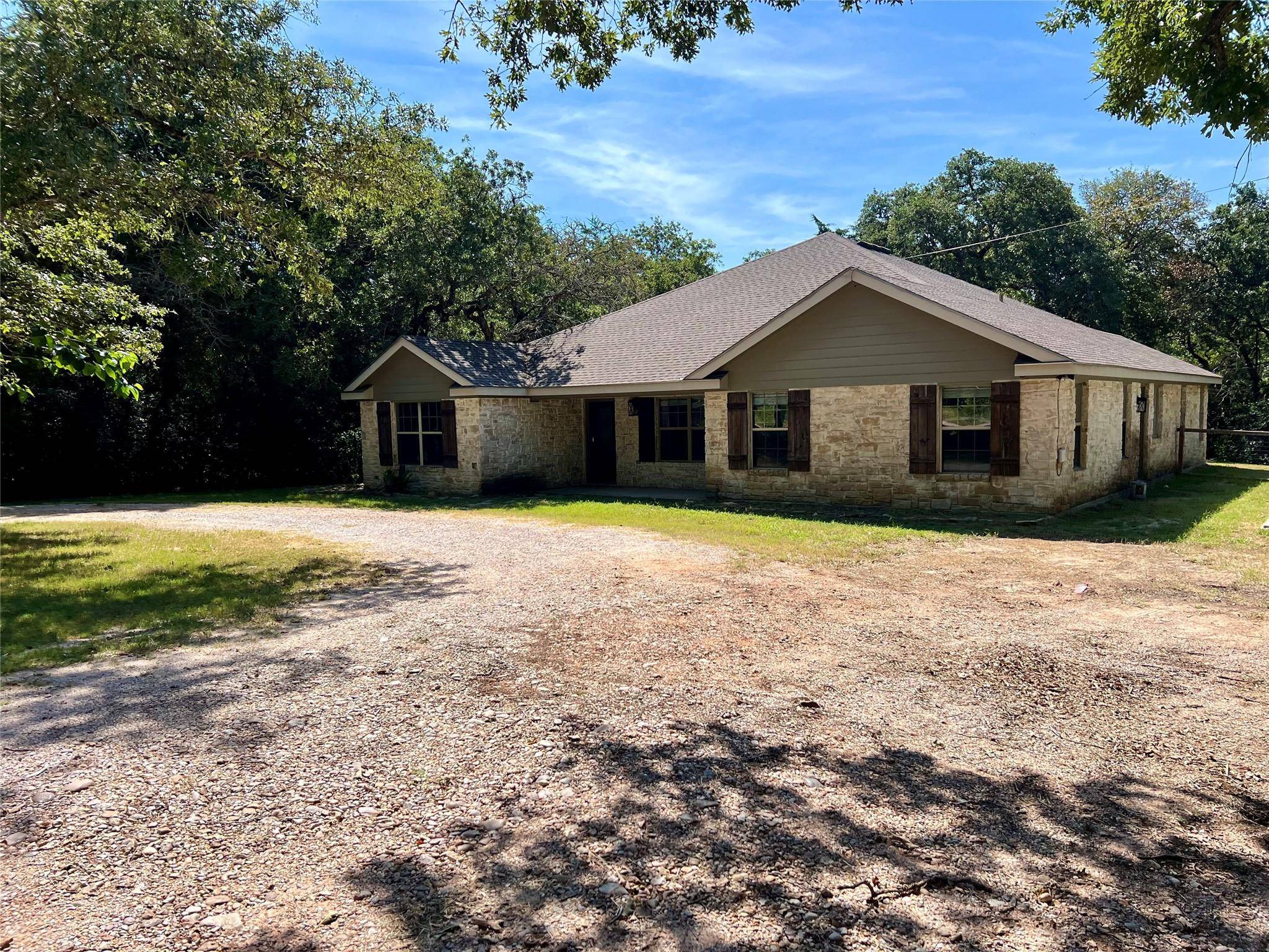 1095 Phillips ST, Lexington, TX 78947