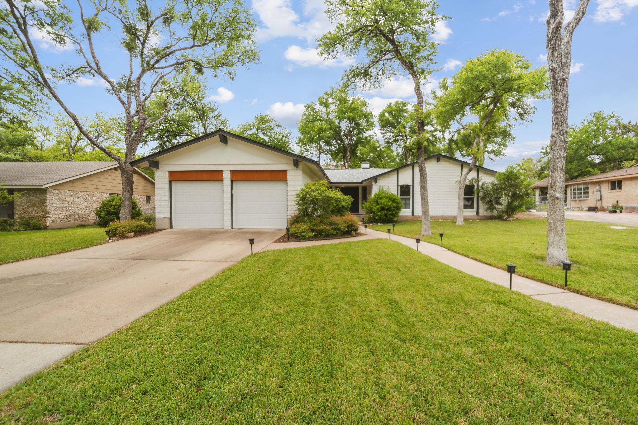 402 S Lake Creek DR, Round Rock, TX 78681