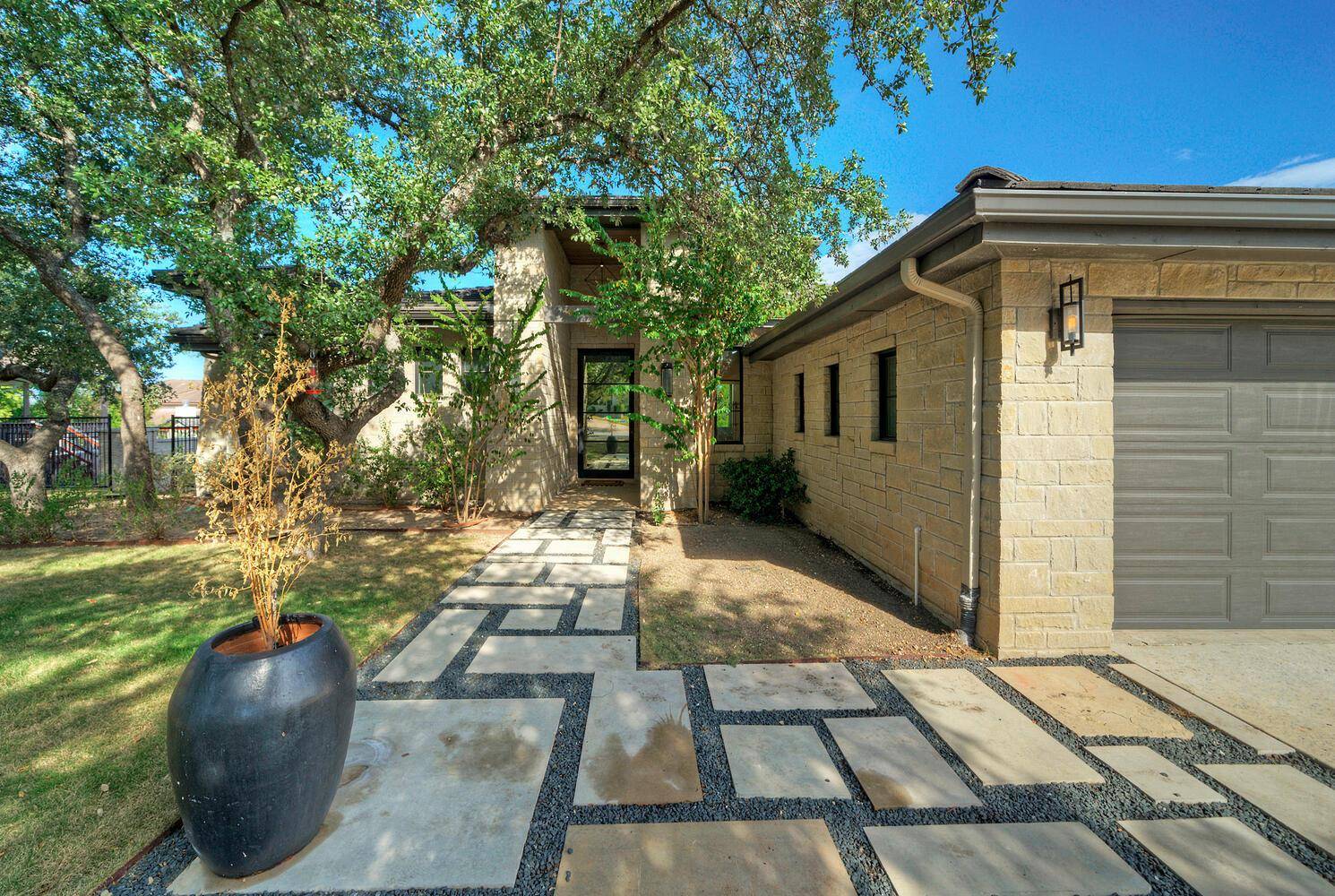 10 Monarch Oaks LN, The Hills, TX 78738