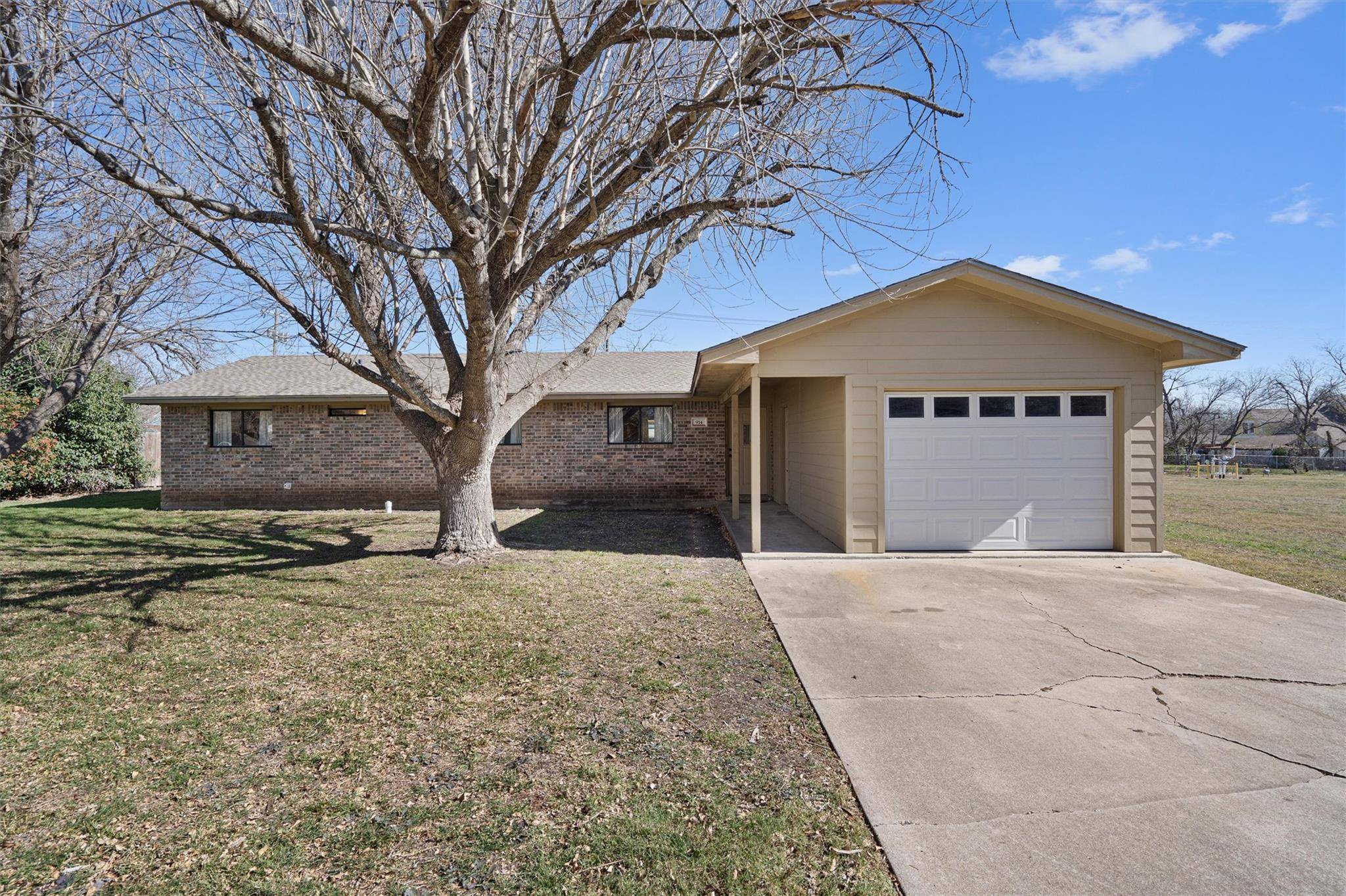 914 Victoria ST, Taylor, TX 76574