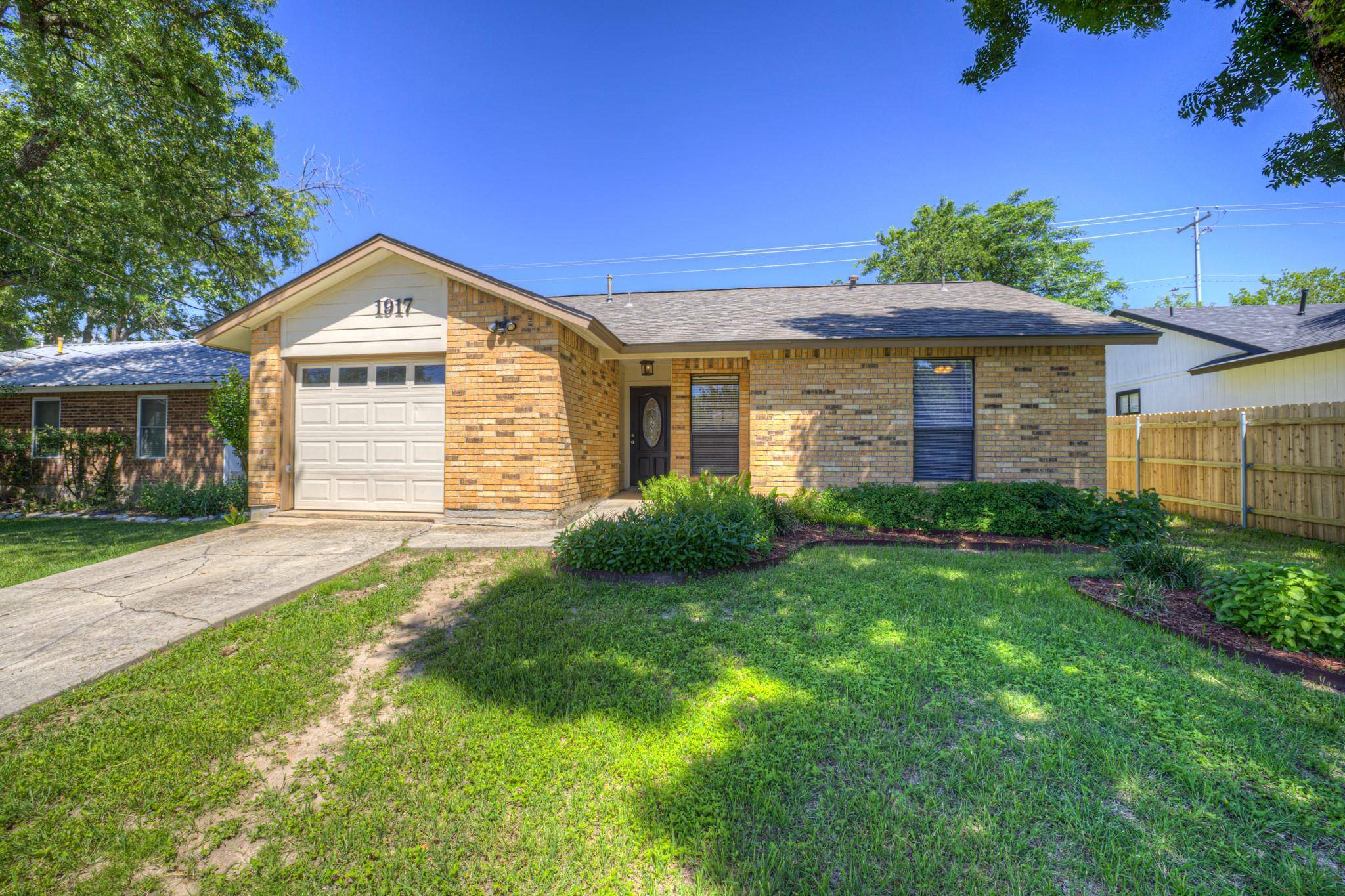 1917 Castle Gate CIR, San Marcos, TX 78666