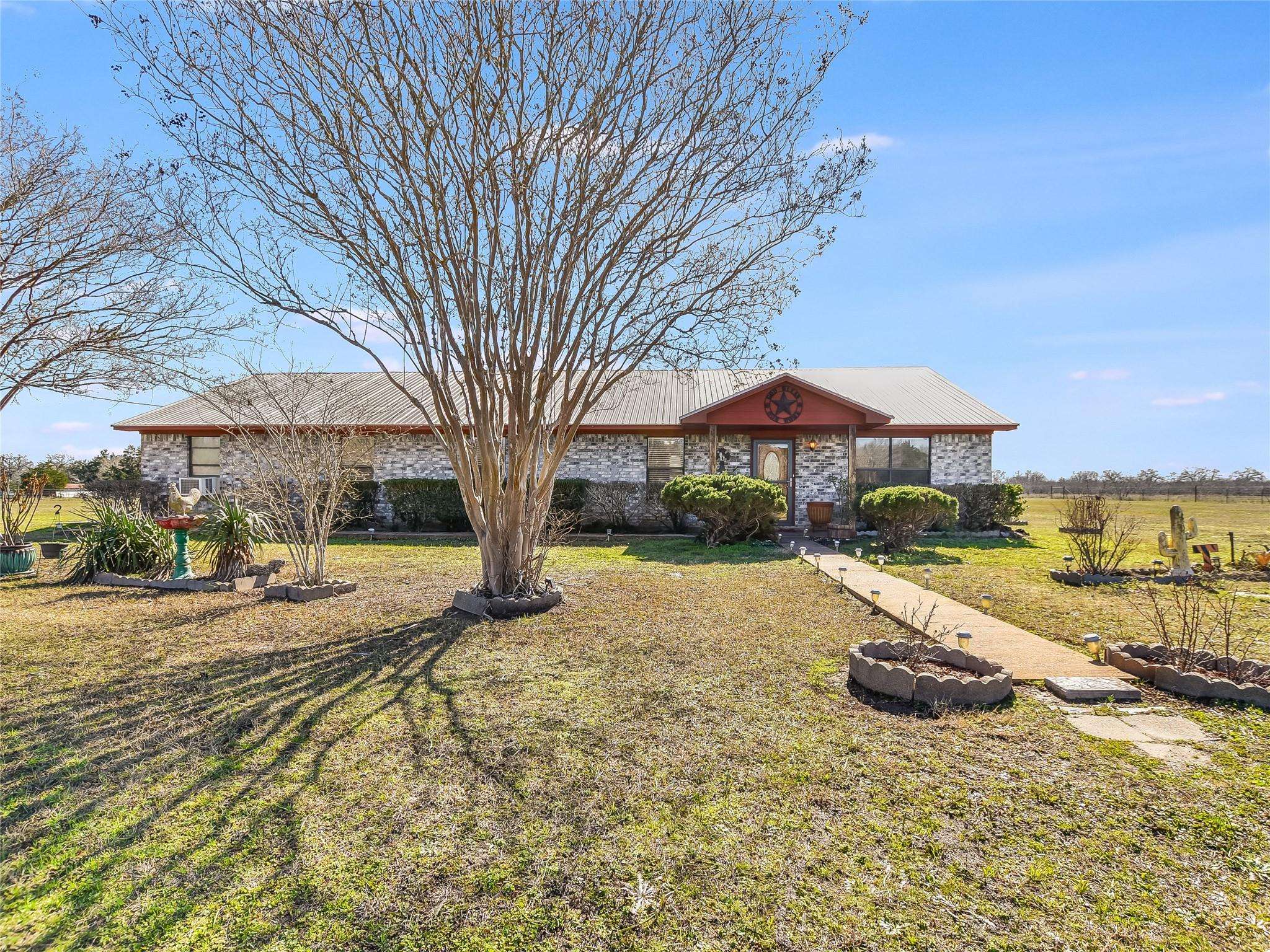 155 Stolle LN, Flatonia, TX 78941