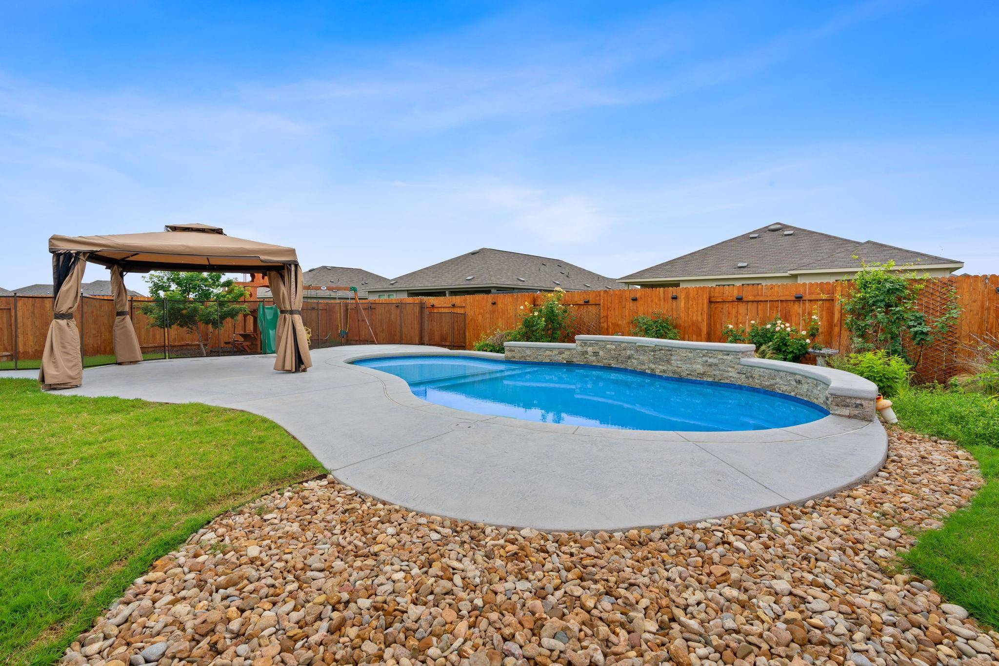318 Colthorpe LN, Hutto, TX 78634