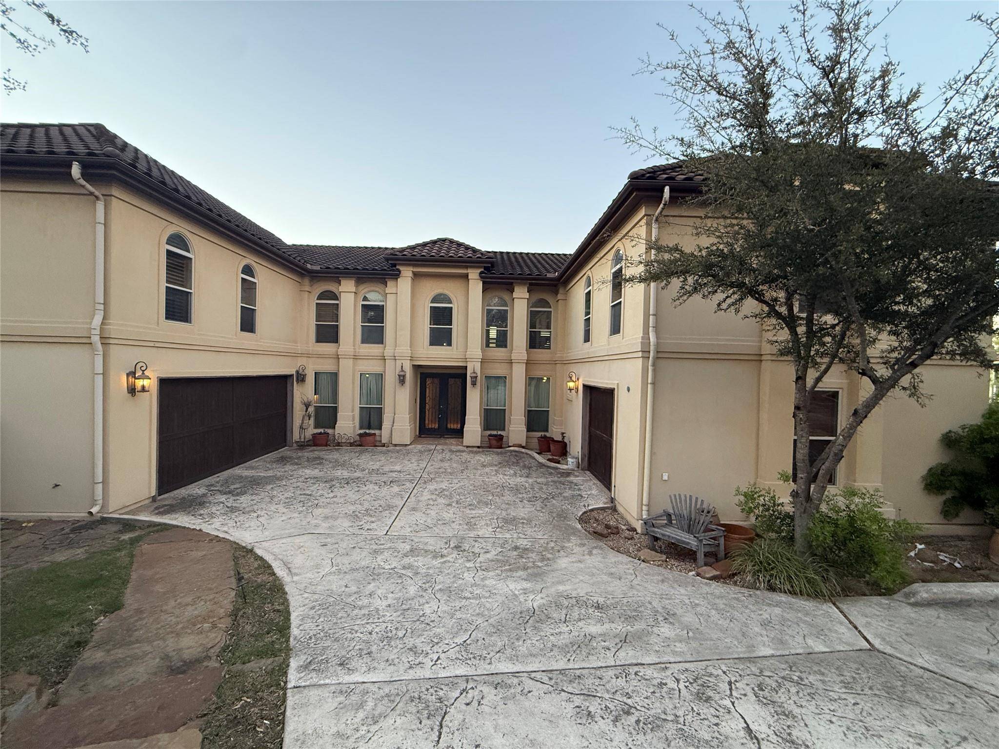 8 Monarch Oaks LN, The Hills, TX 78738