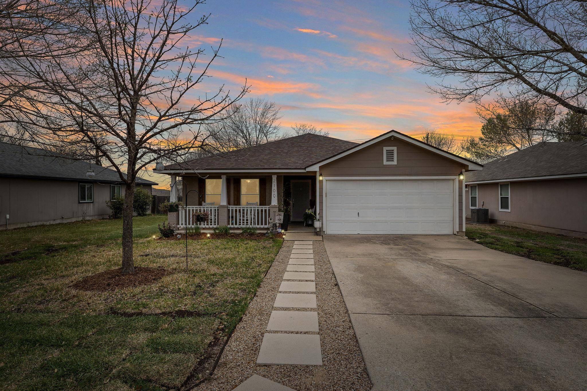 2100 Oaklawn DR, Taylor, TX 76574