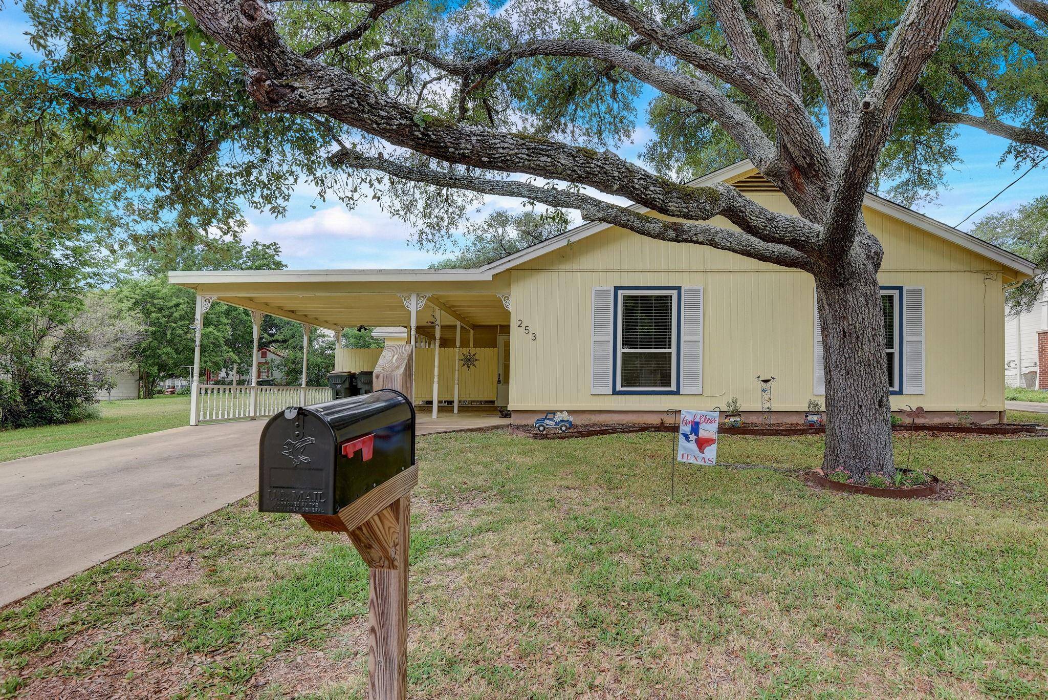 253 S Madison ST, Giddings, TX 78942