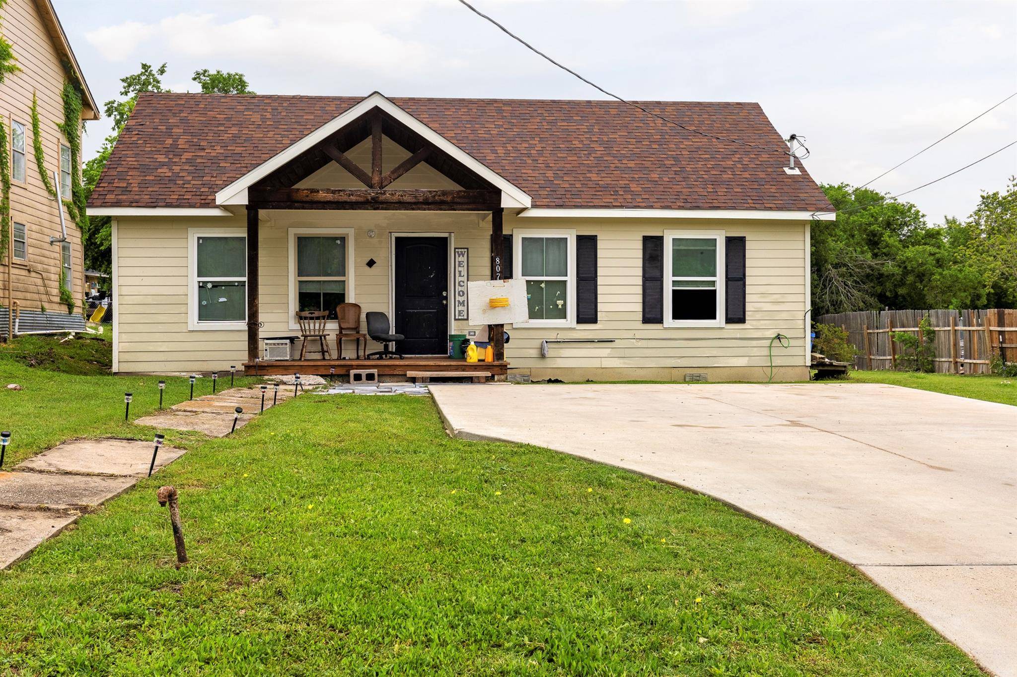 807 E 3rd ST, Taylor, TX 76574