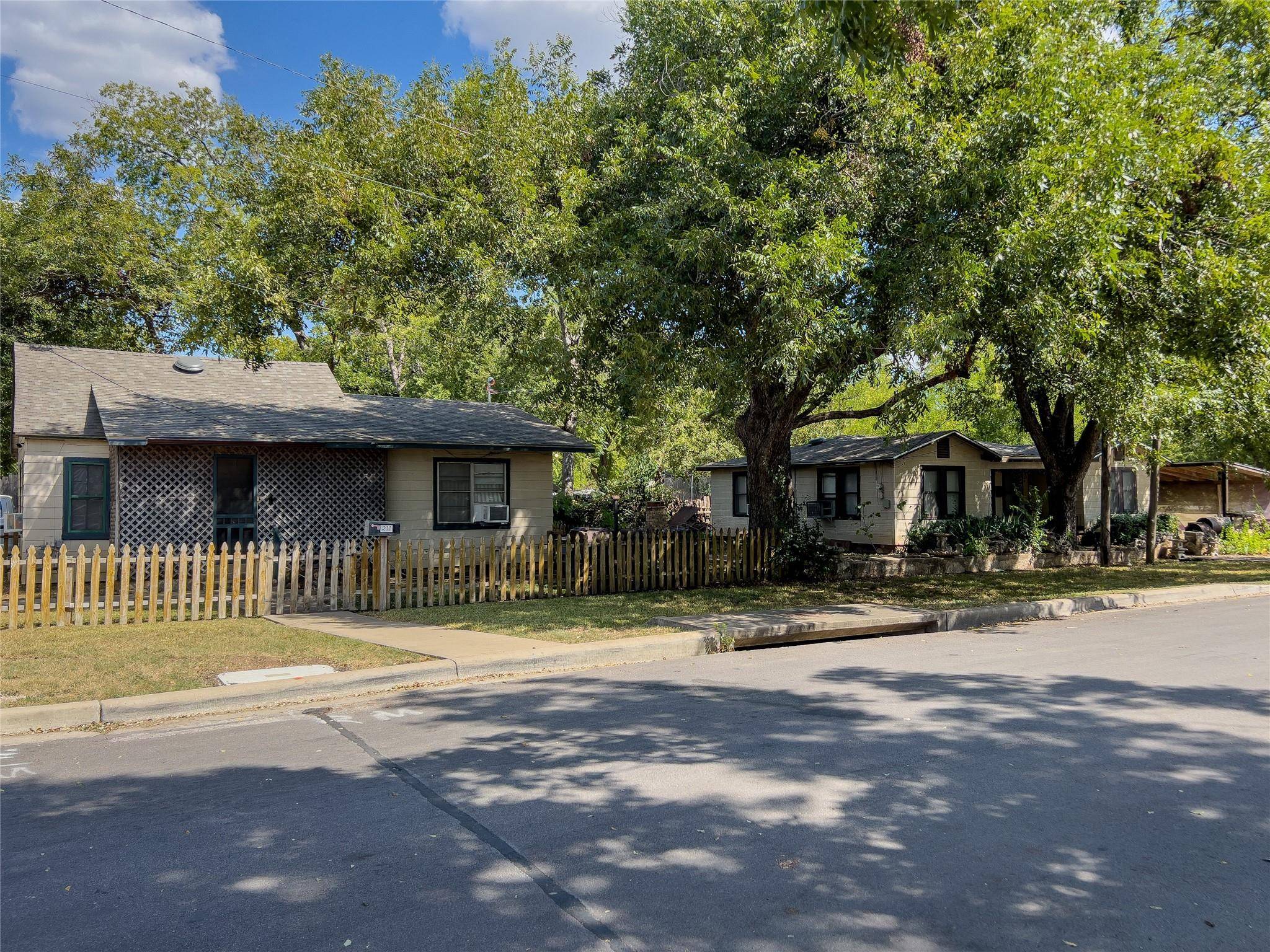 211 N Burnet ST, Round Rock, TX 78664