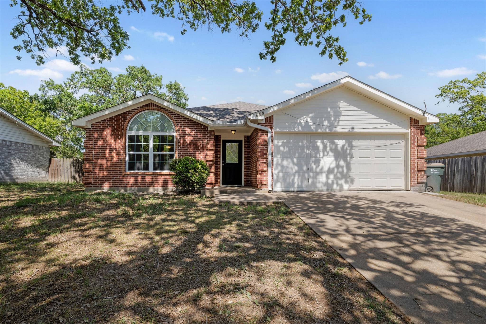 688 Rolling Oaks DR, Giddings, TX 78942