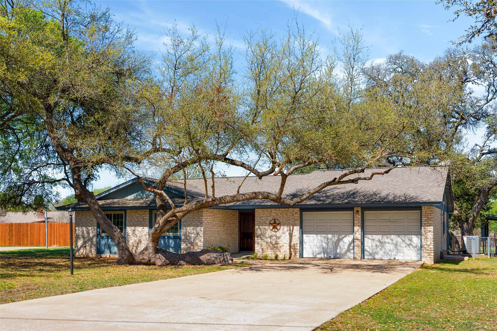 110 Cedar DR, Mountain City, TX 78610