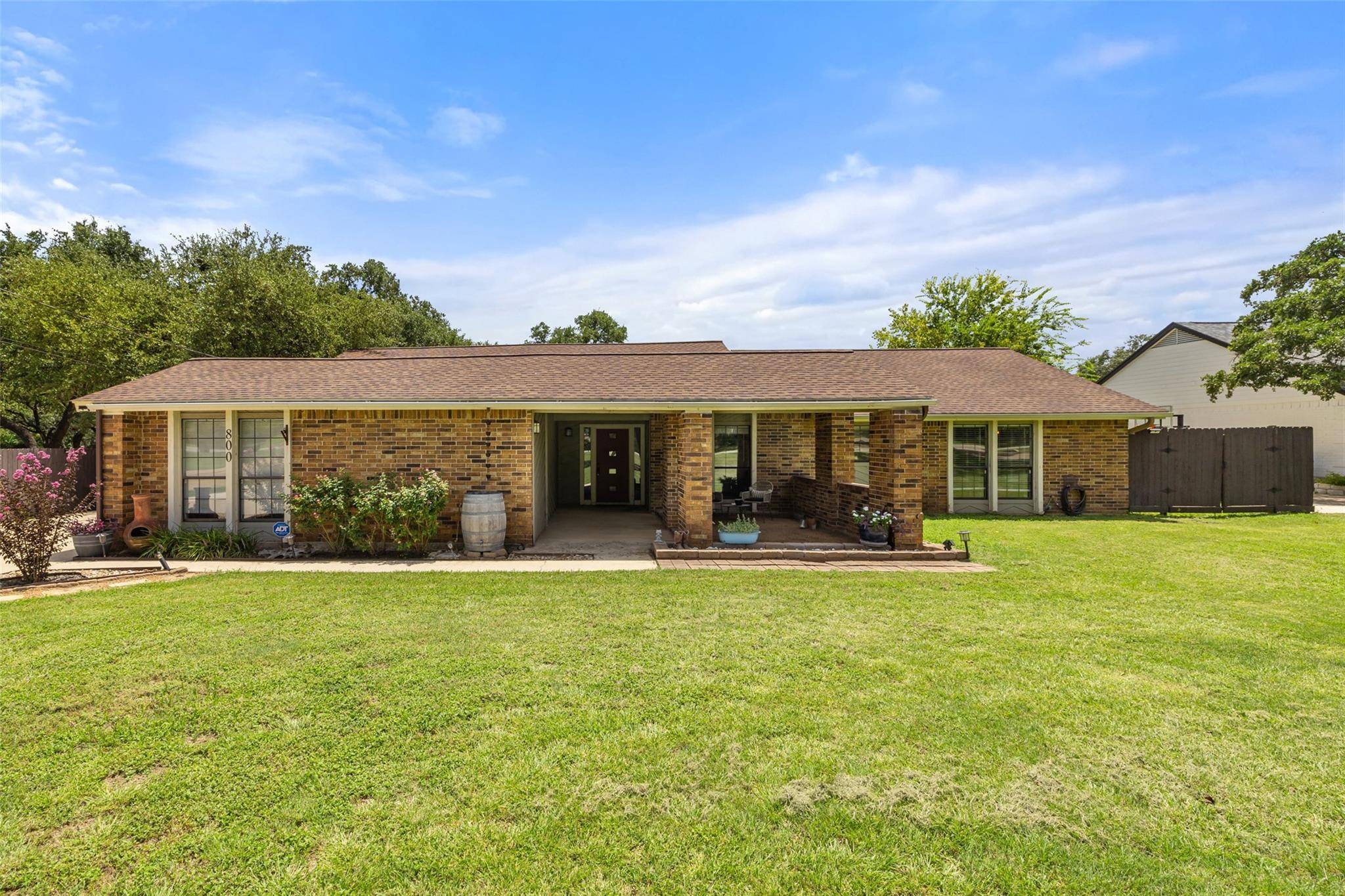 800 Pine Siskin DR, Buda, TX 78610