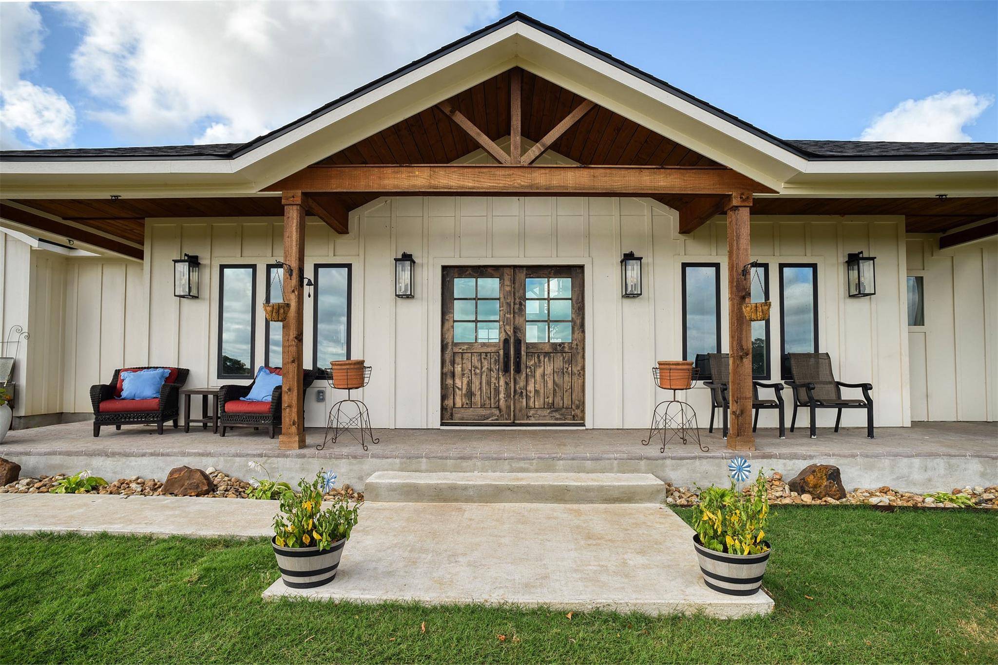 3553 Hunt LN, Waelder, TX 78959