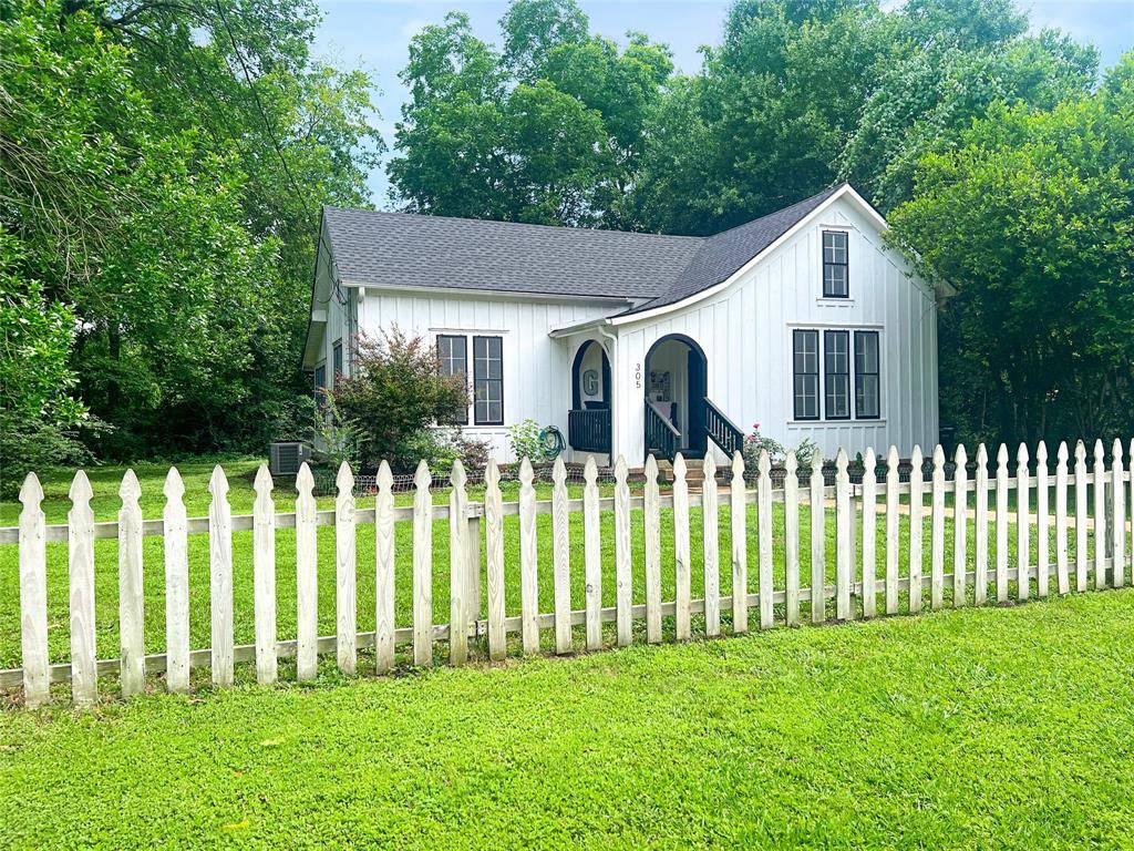 305 1st ST, Lexington, TX 78947