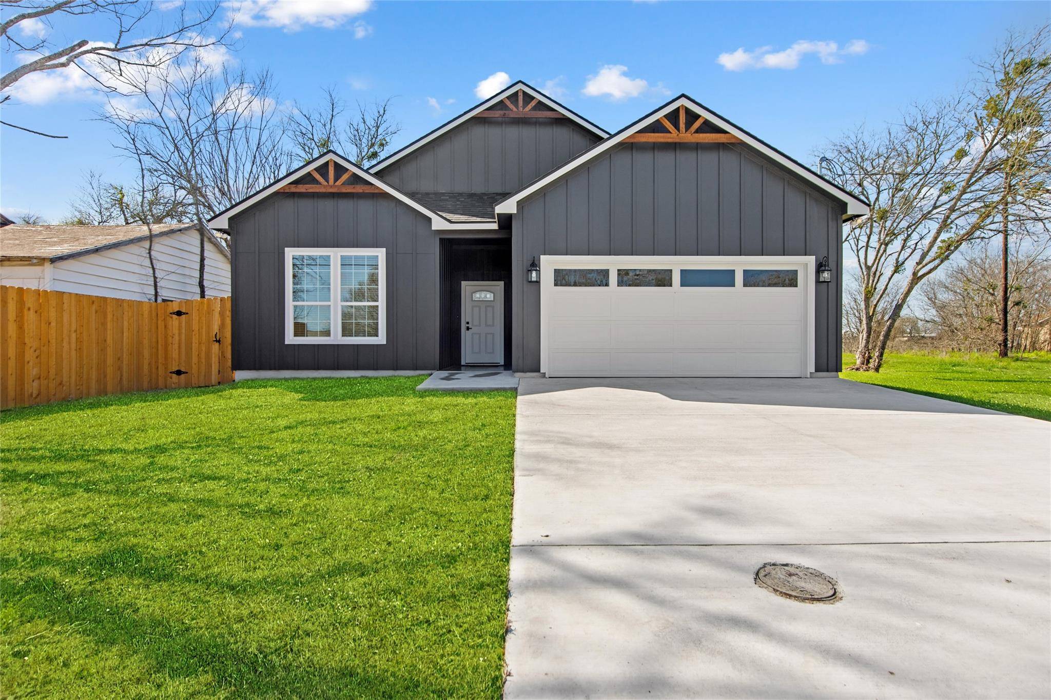 790 W Houston ST, Giddings, TX 78942