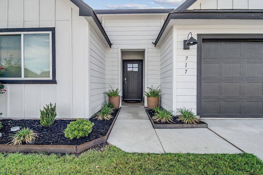 717 Tranquility LN, Fredericksburg, TX 78624
