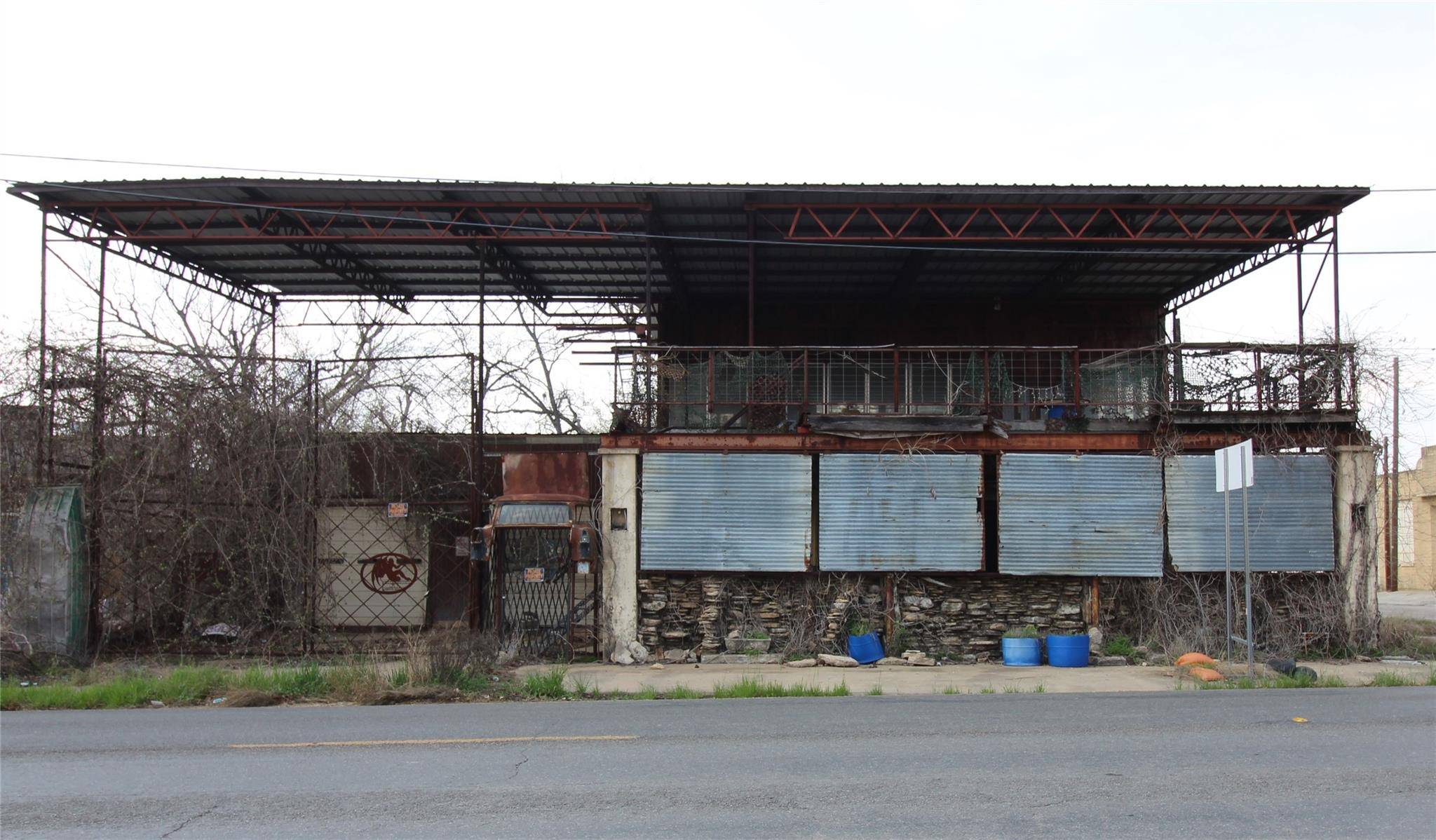 300 S Crockett Ave, Cameron, TX 76520