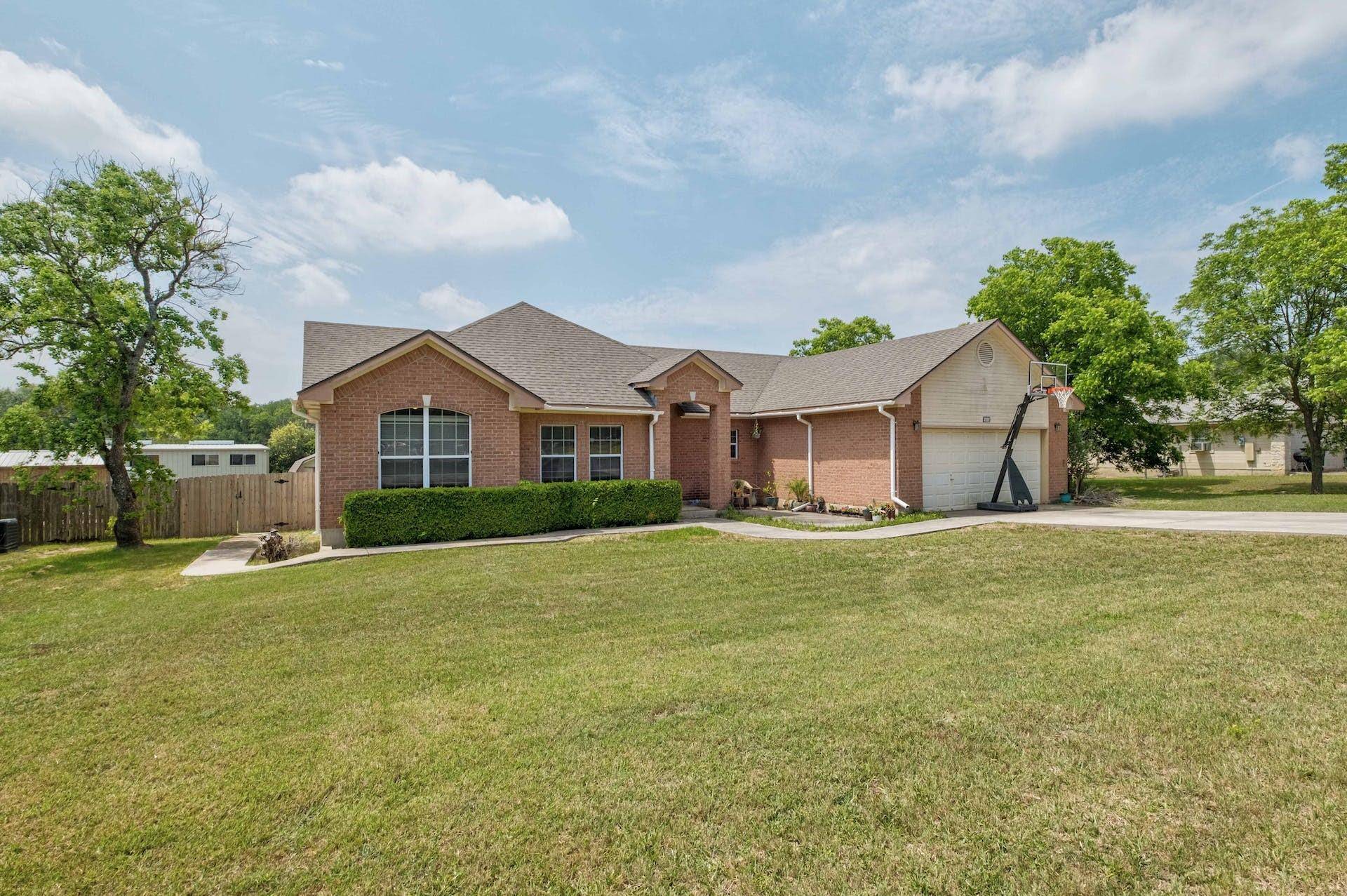 400 Dove Hollow DR, Kyle, TX 78640