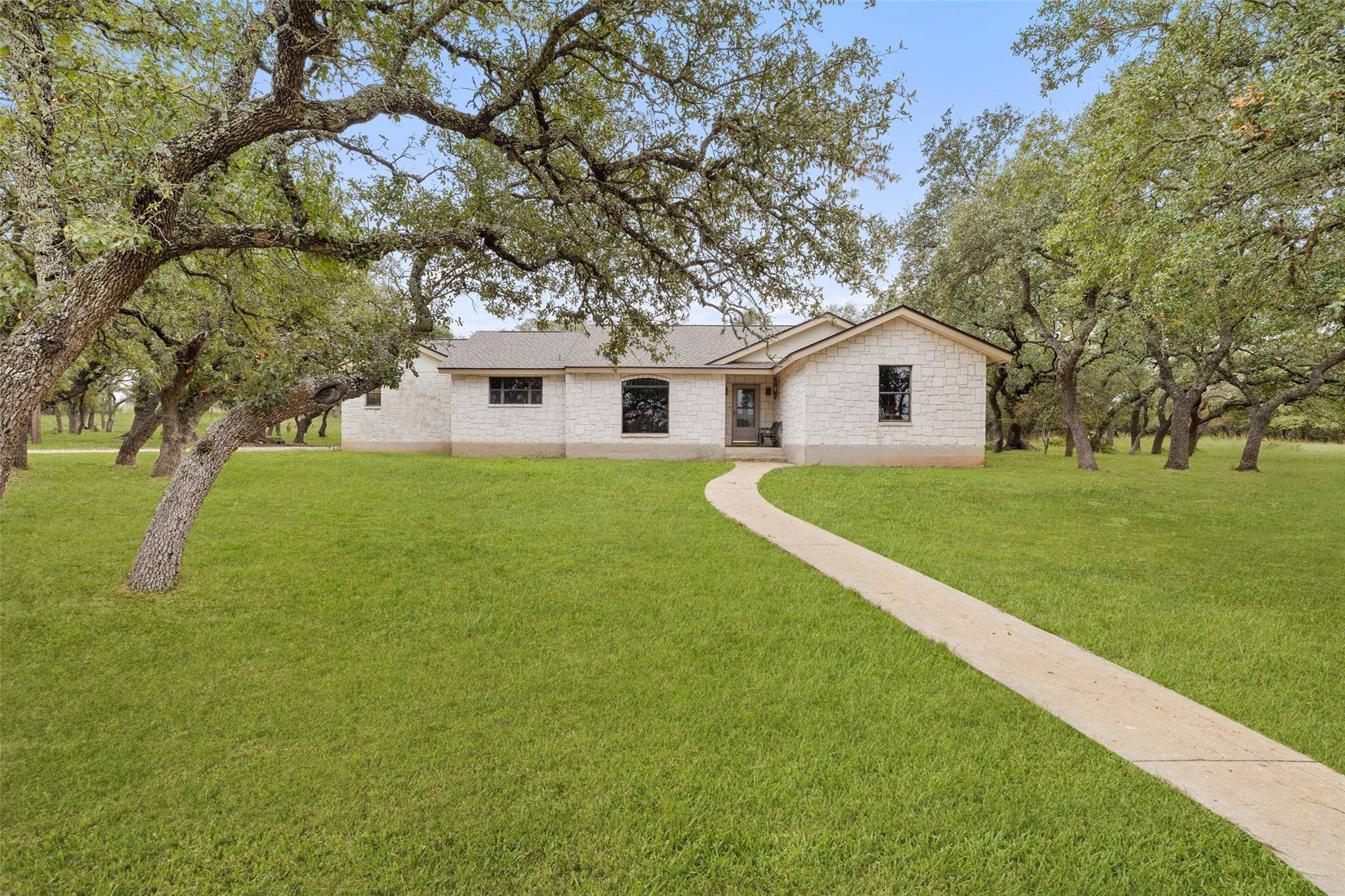 15 Encinitas DR, Johnson City, TX 78636