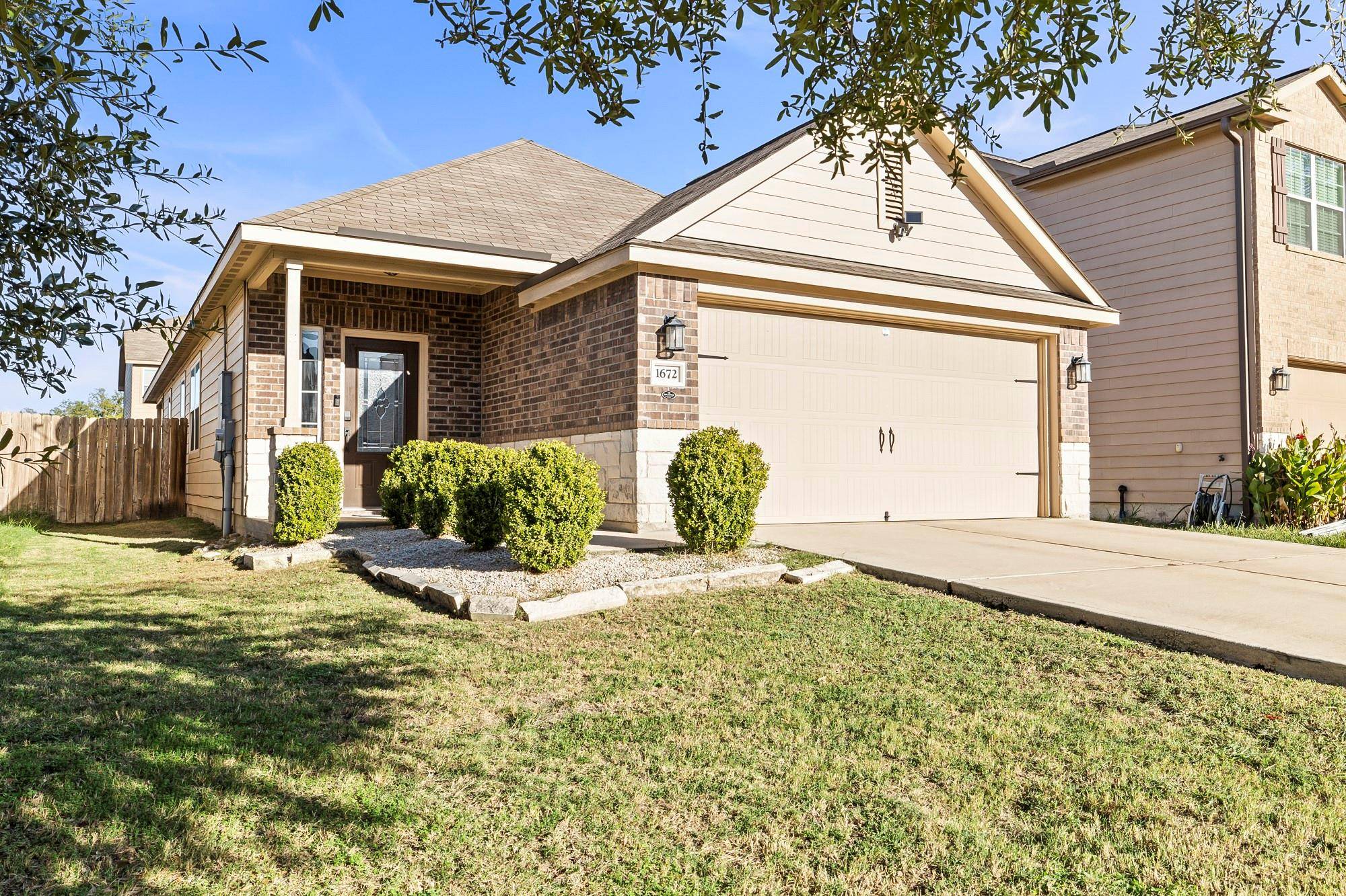 1672 Breanna LN, Kyle, TX 78640