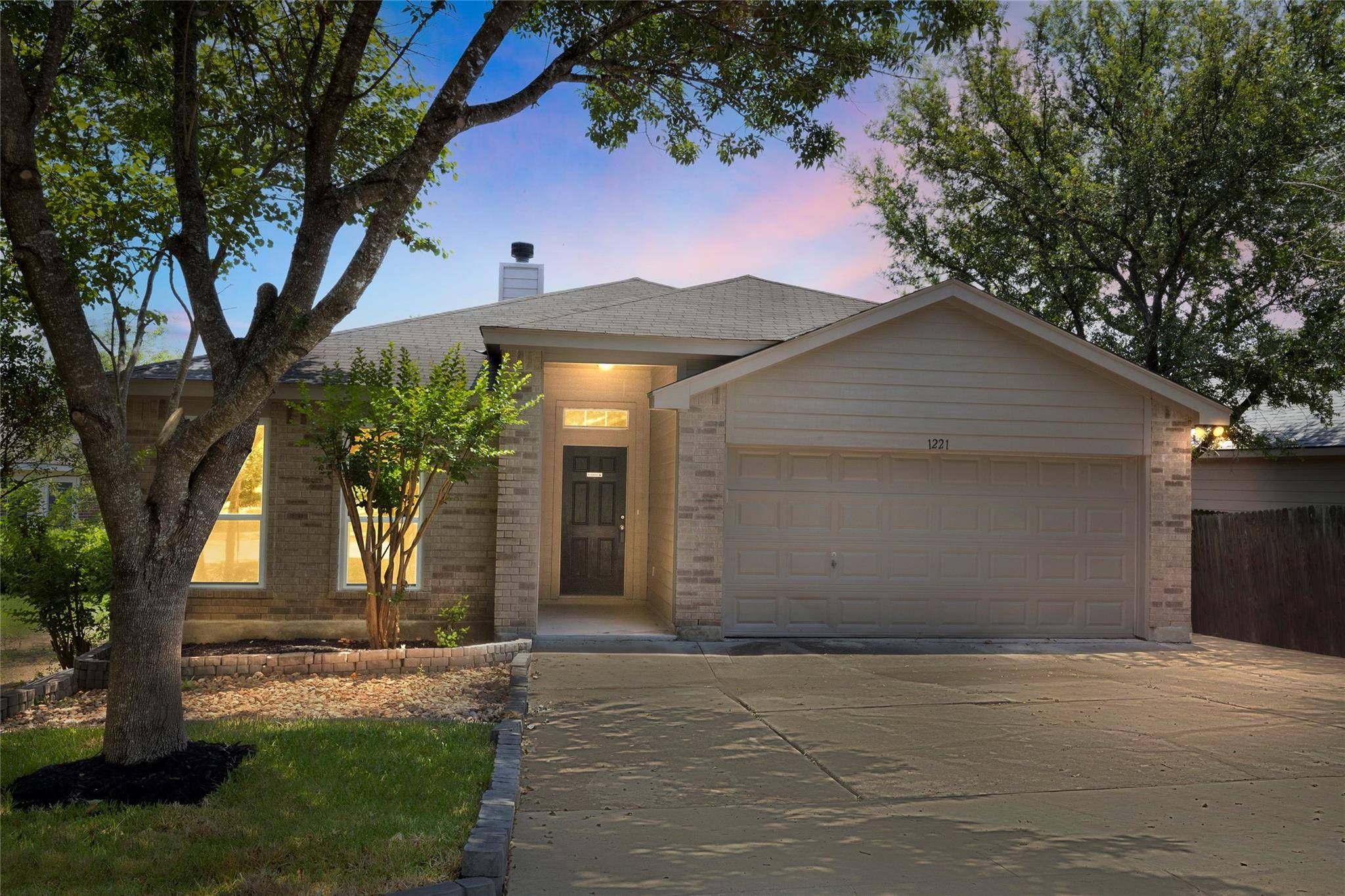 1221 Hilltop DR, San Marcos, TX 78666
