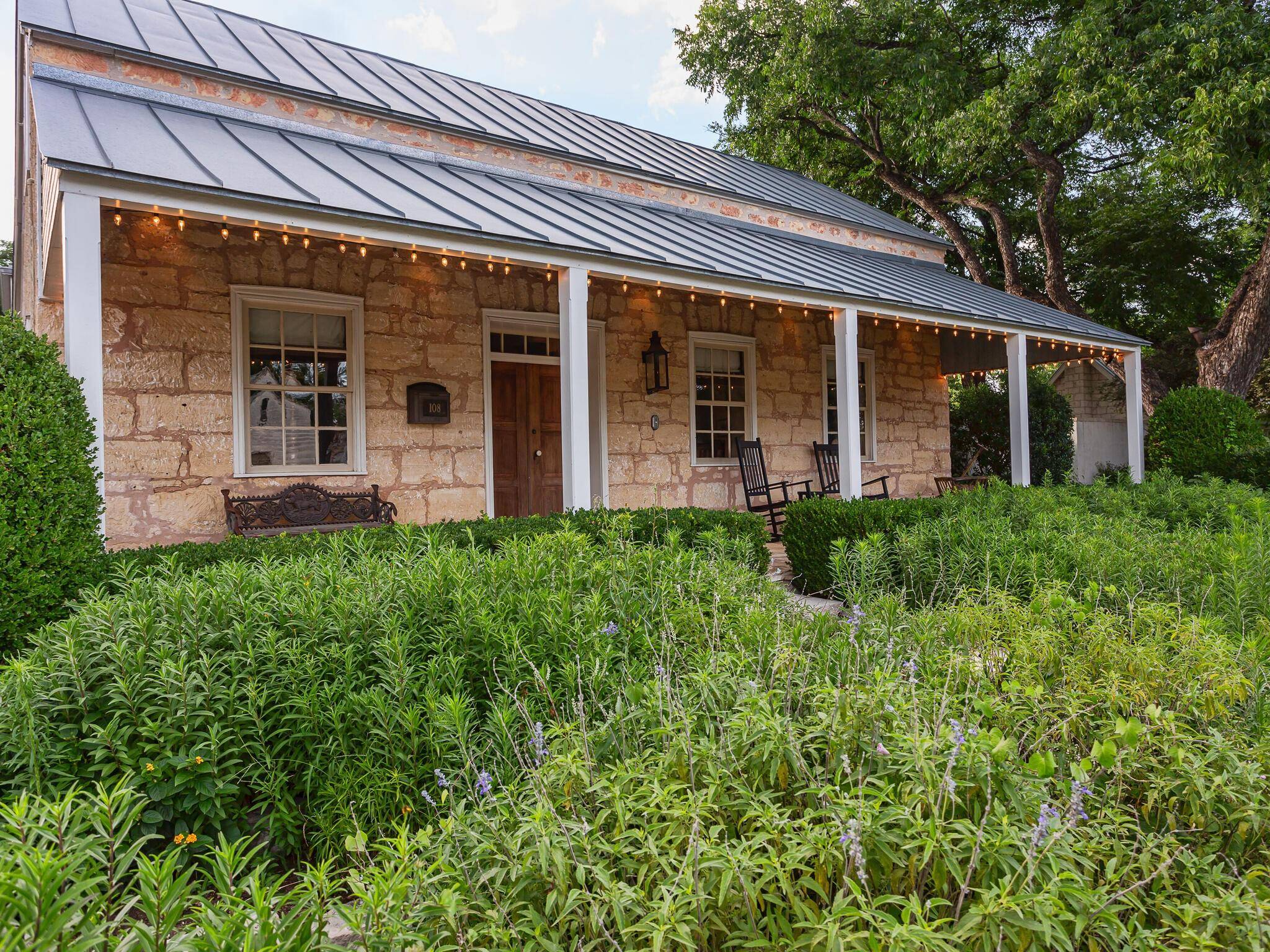 108 N Acorn ST, Fredericksburg, TX 78624