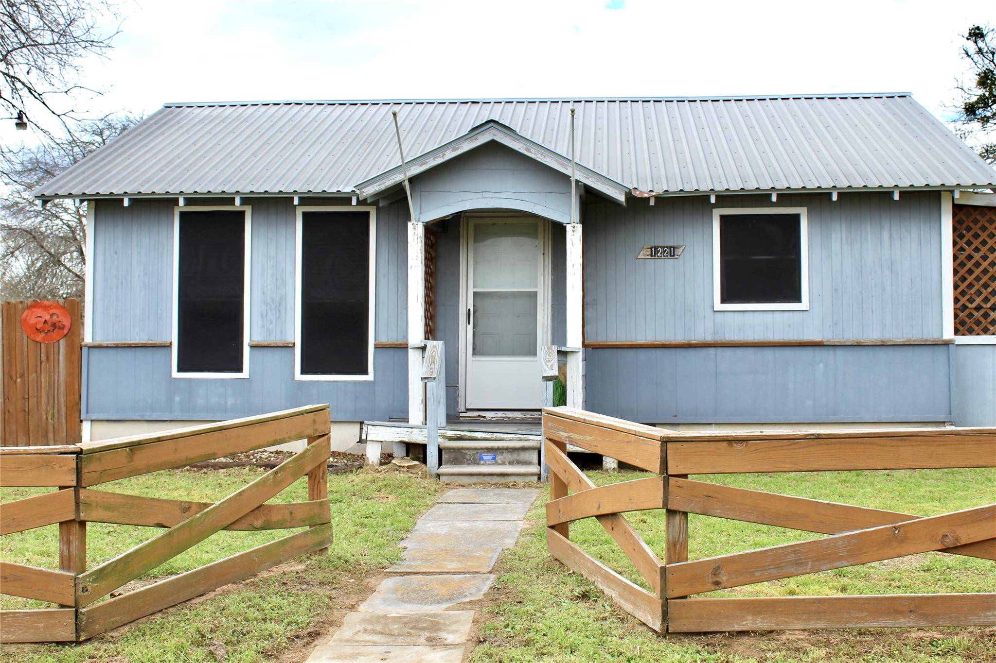 1221 Giddings ST, Lexington, TX 78947