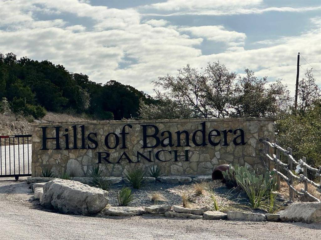 711 Hills of Bandera RD, Bandera, TX 78003