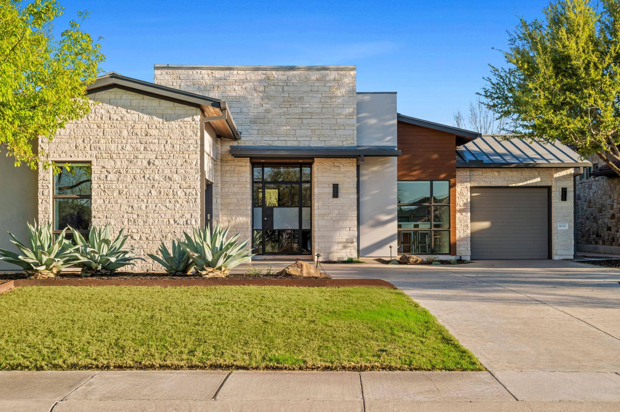 8221 Carranzo DR, Austin, TX 78735