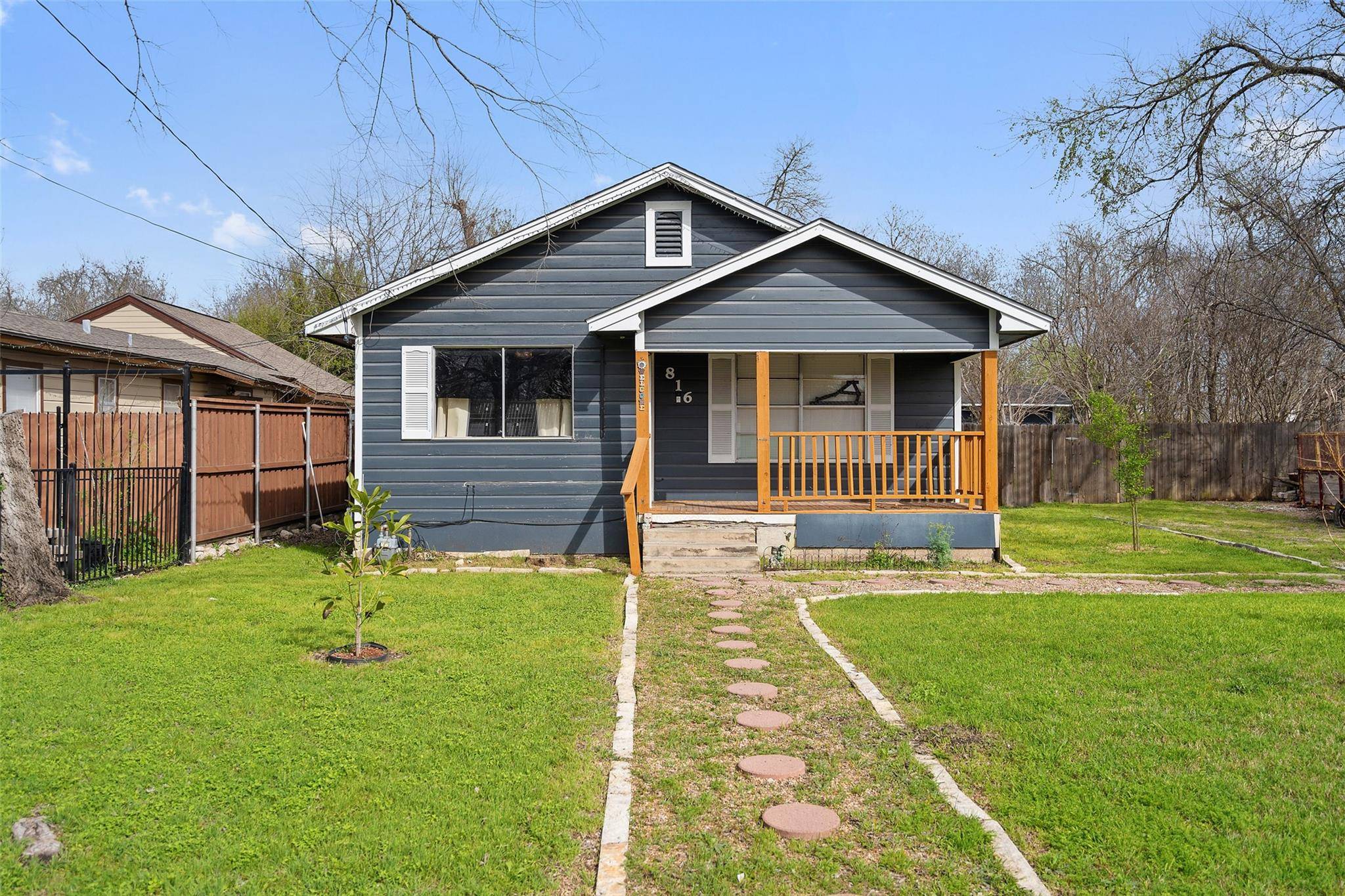 816 Lizzie ST, Taylor, TX 76574