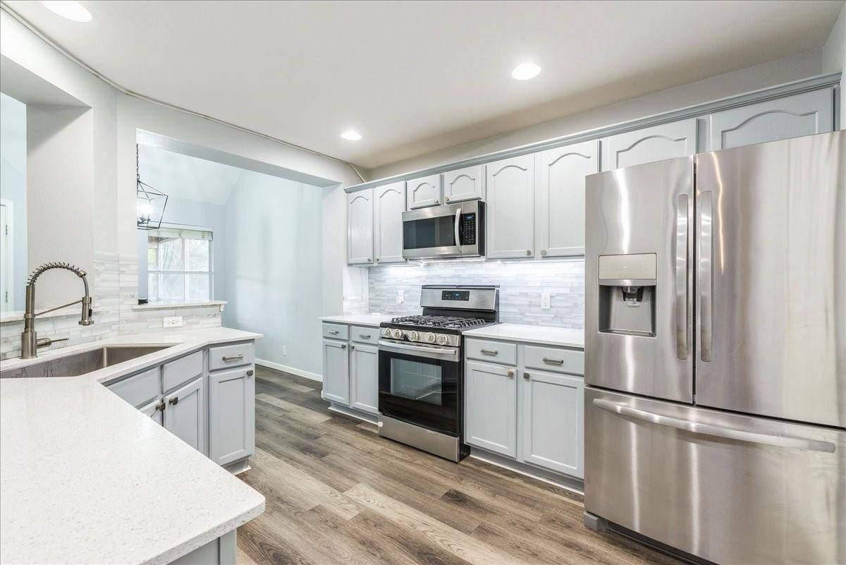 914 Estate DR, Hutto, TX 78634