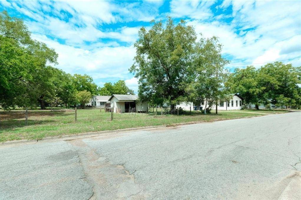 122 E Travis ST, Rockdale, TX 76567
