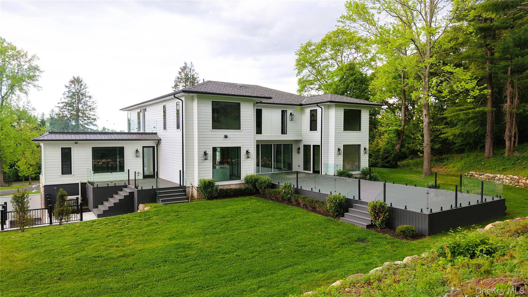 28 Rolling Hill RD, Old Westbury, NY 11568