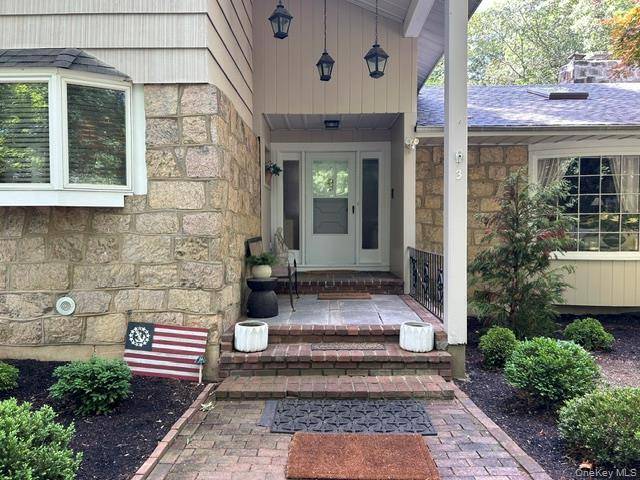 3 Fox LN, Locust Valley, NY 11560