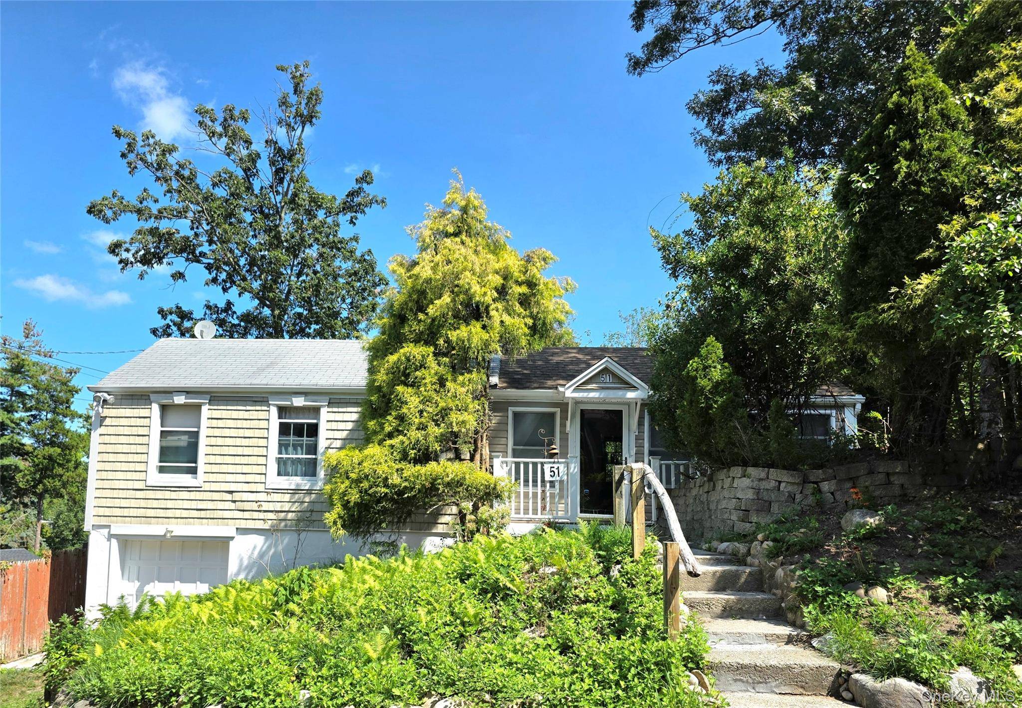 51 Aloma RD, Rocky Point, NY 11778