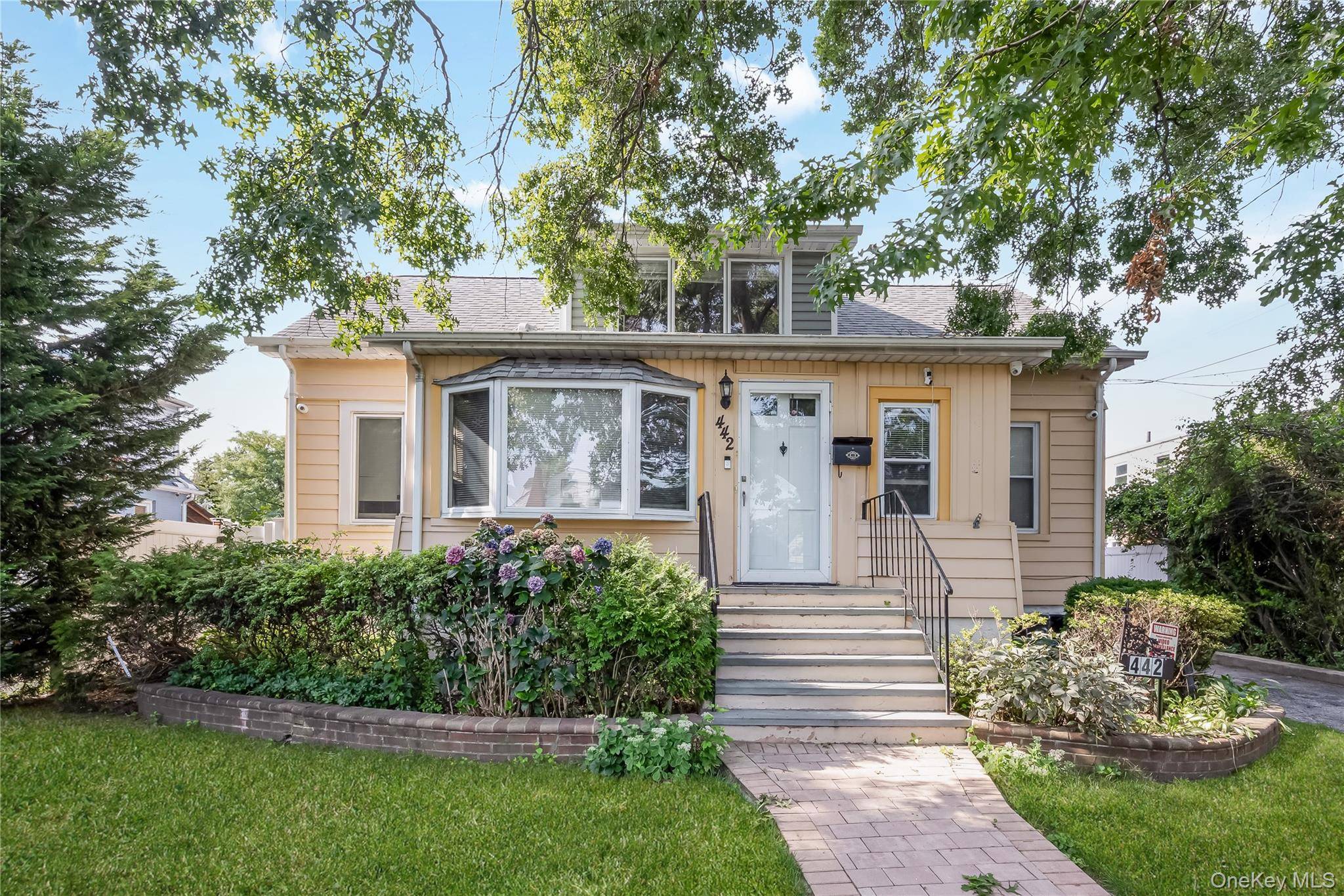 442 Cedar ST, Uniondale, NY 11553