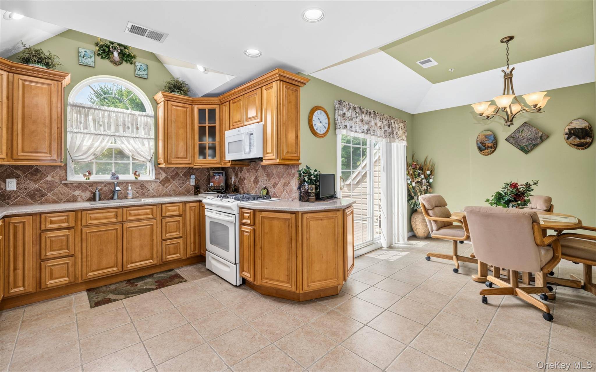 110 Joseph LN, Dix Hills, NY 11746