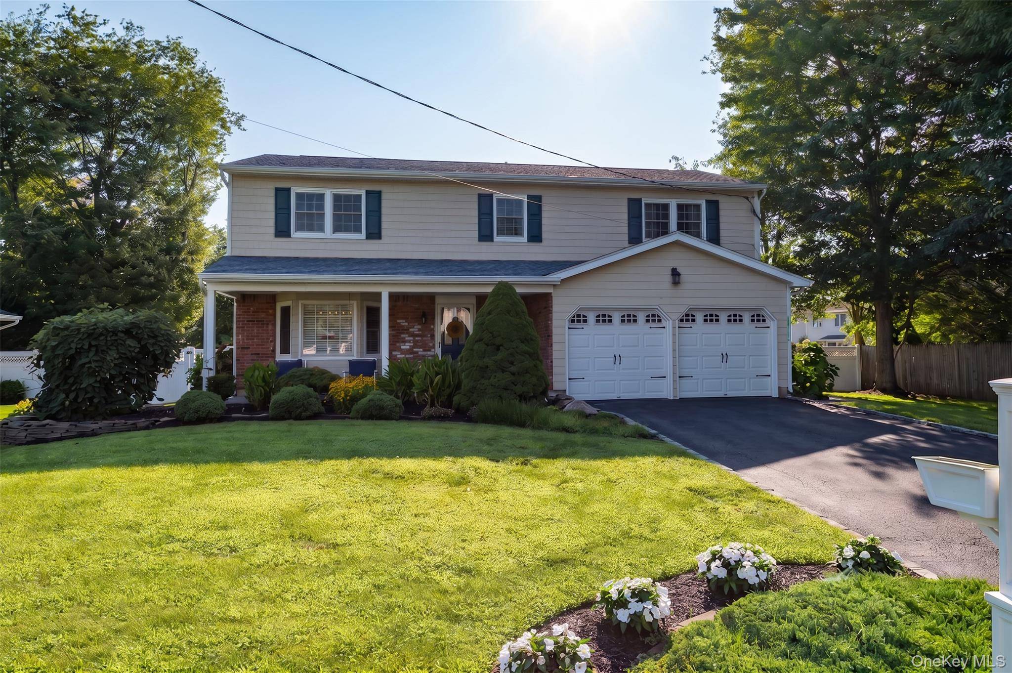 165 Pepperidge RD, Oakdale, NY 11769