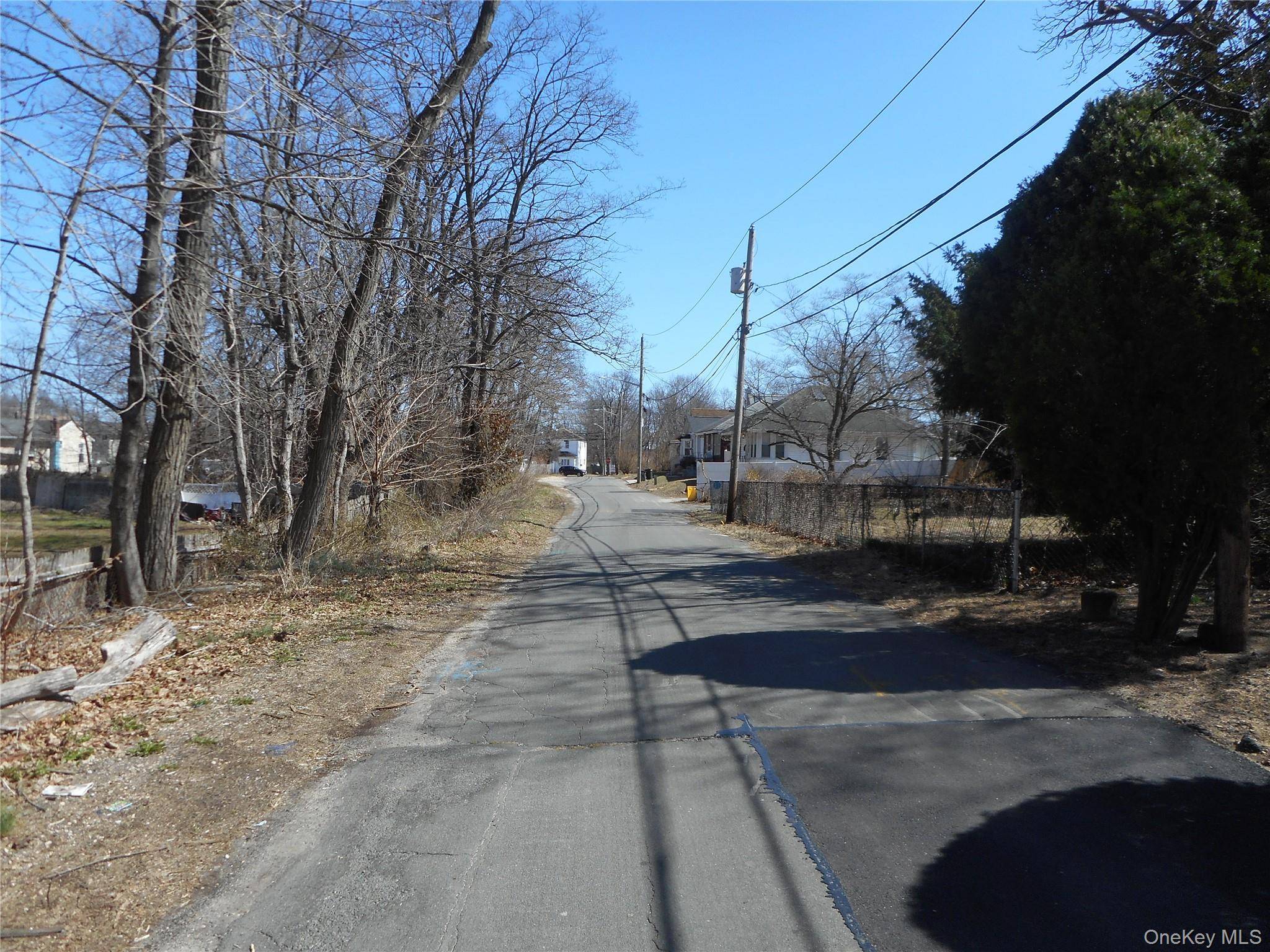 45 Brewster LN, Amityville, NY 11701