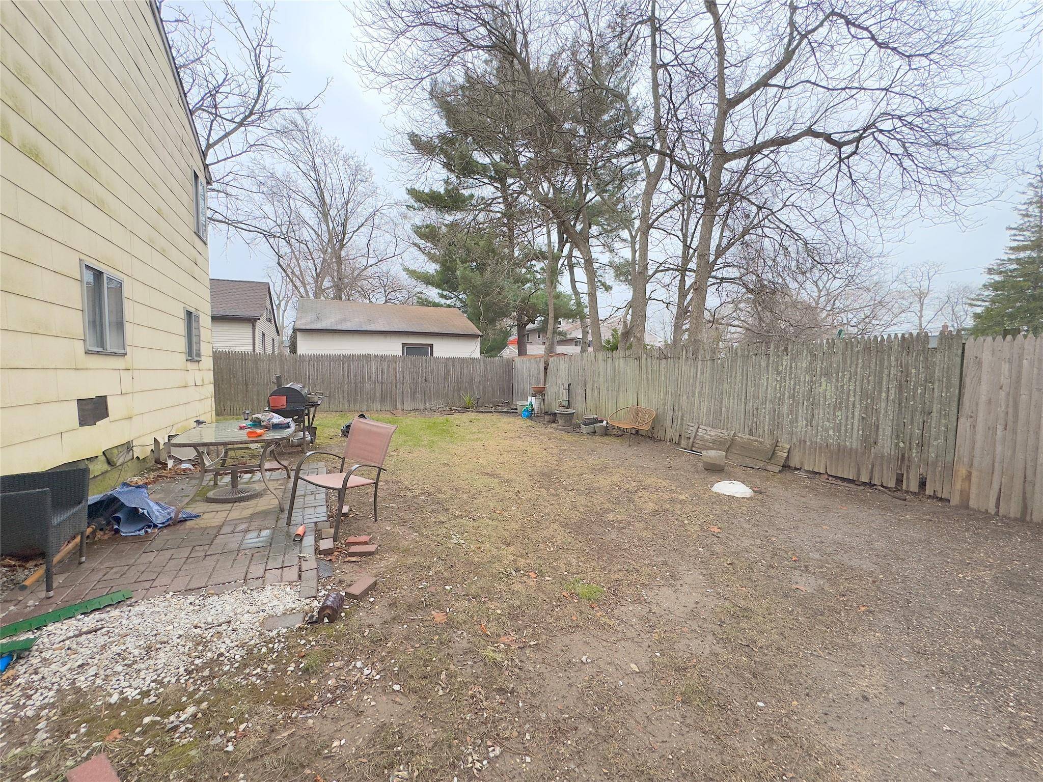 11 Willow ST, Wheatley Heights, NY 11798