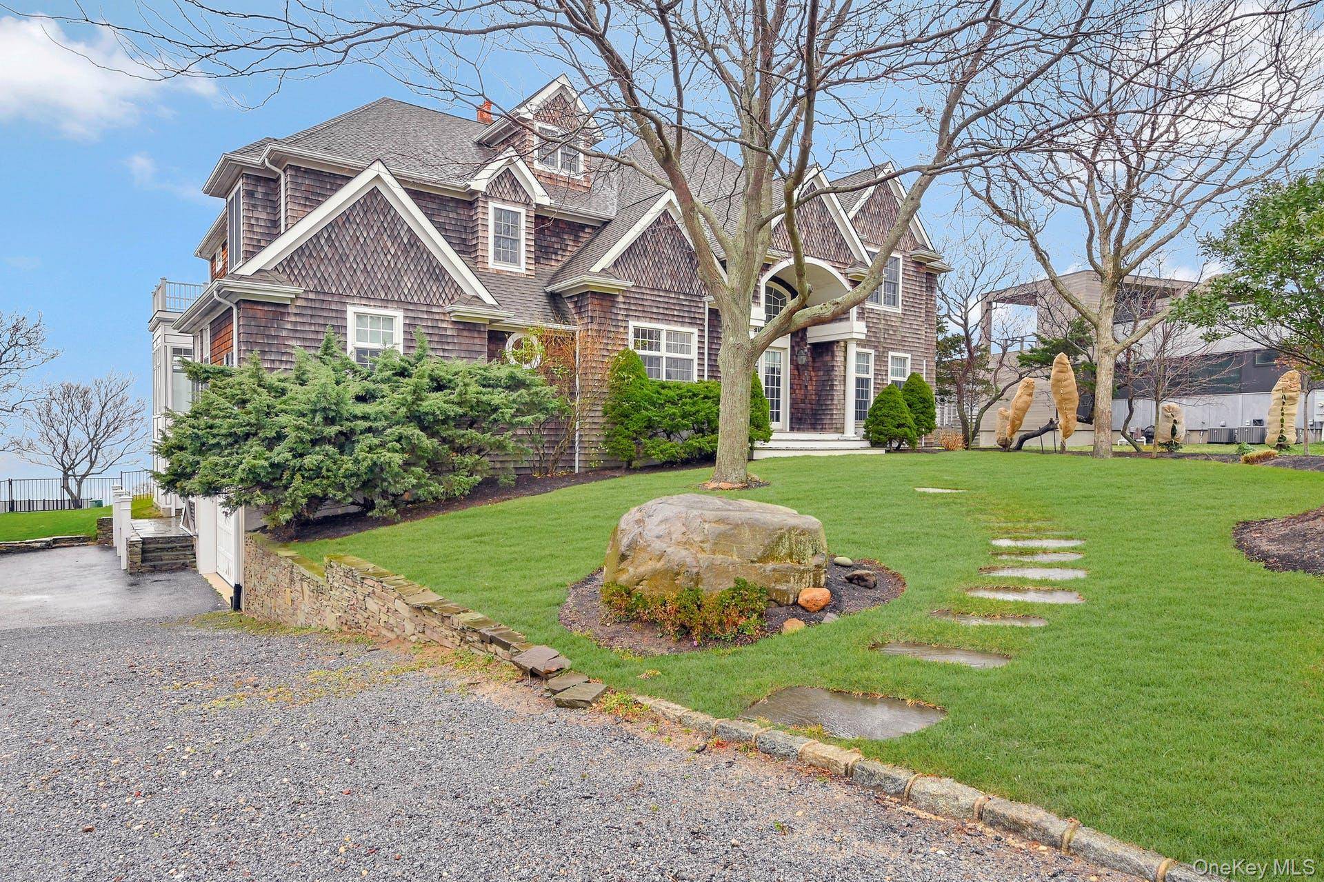 580 Lloyds LN, Mattituck, NY 11952