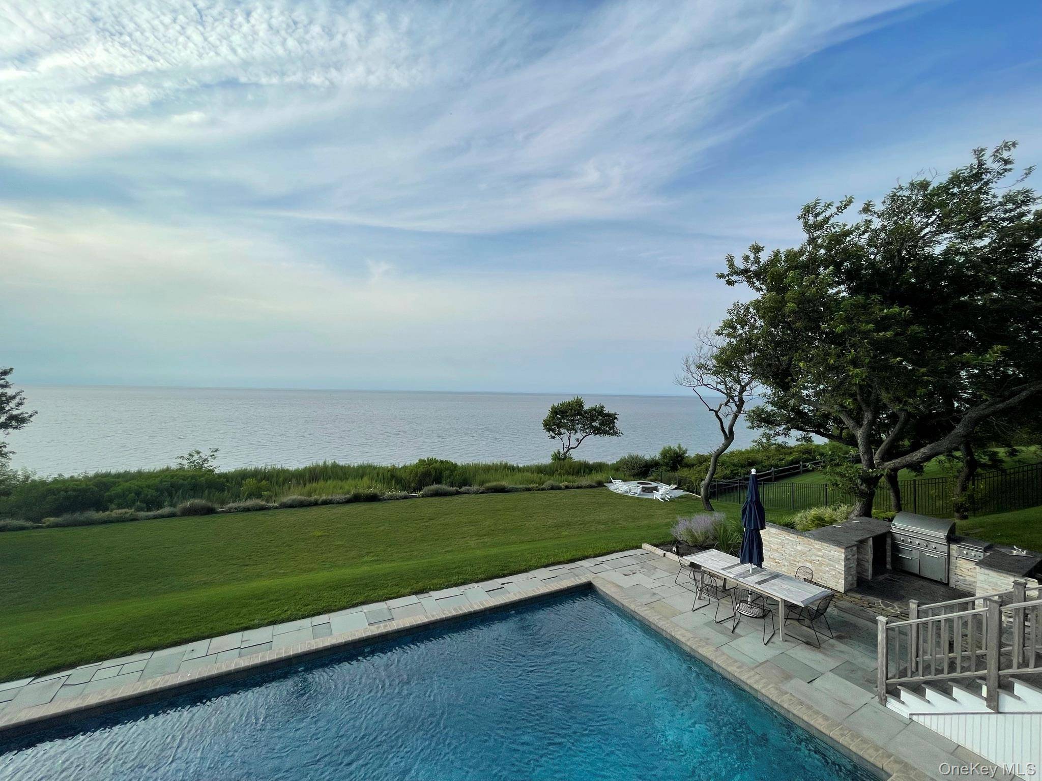 580 Lloyds LN, Mattituck, NY 11952