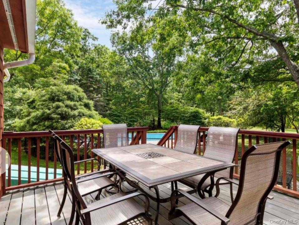 12 Hildreth RD, Hampton Bays, NY 11946