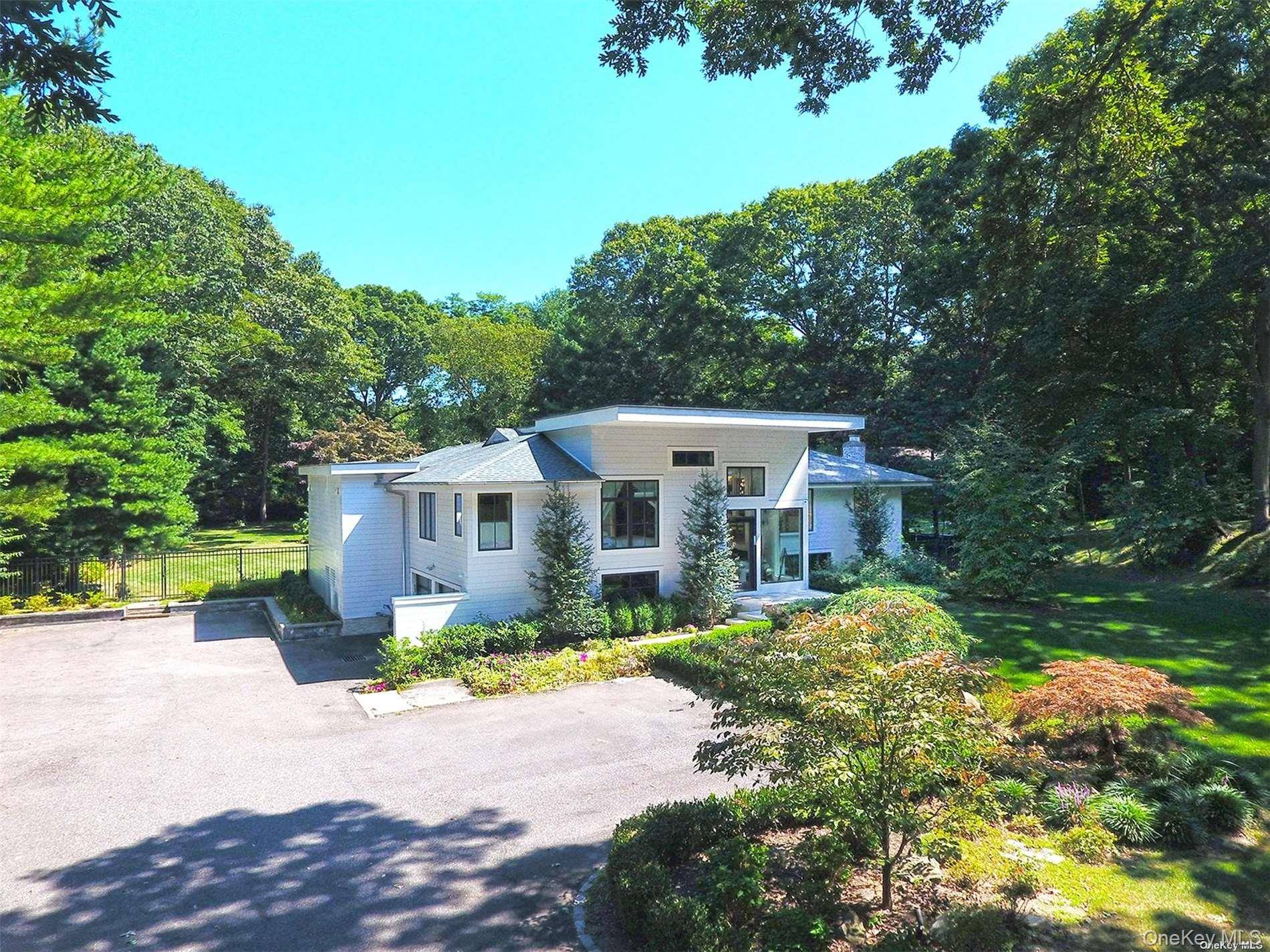 17 Beaumont DR, Melville, NY 11747