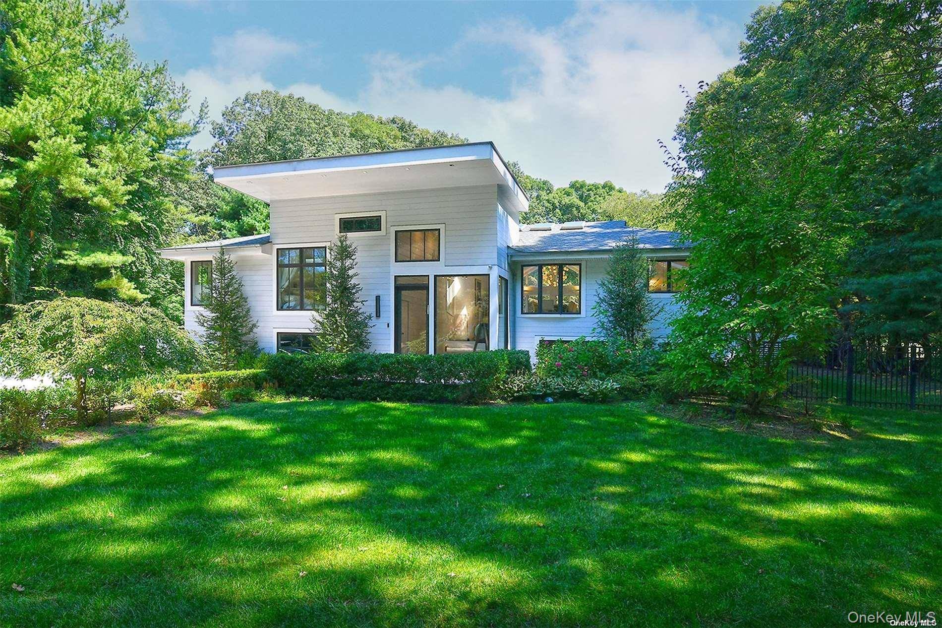 17 Beaumont DR, Melville, NY 11747