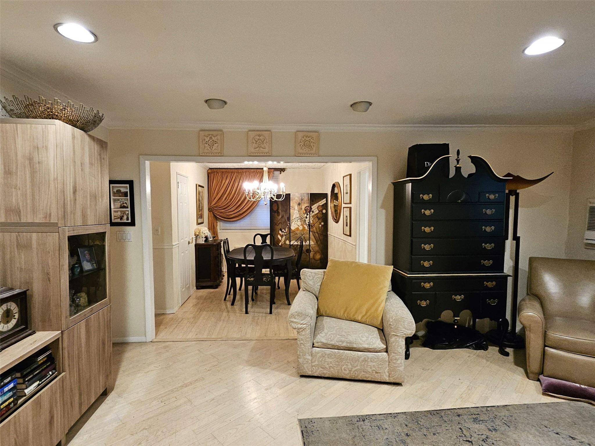 61-26 245th PL #F-2, Douglaston, NY 11362