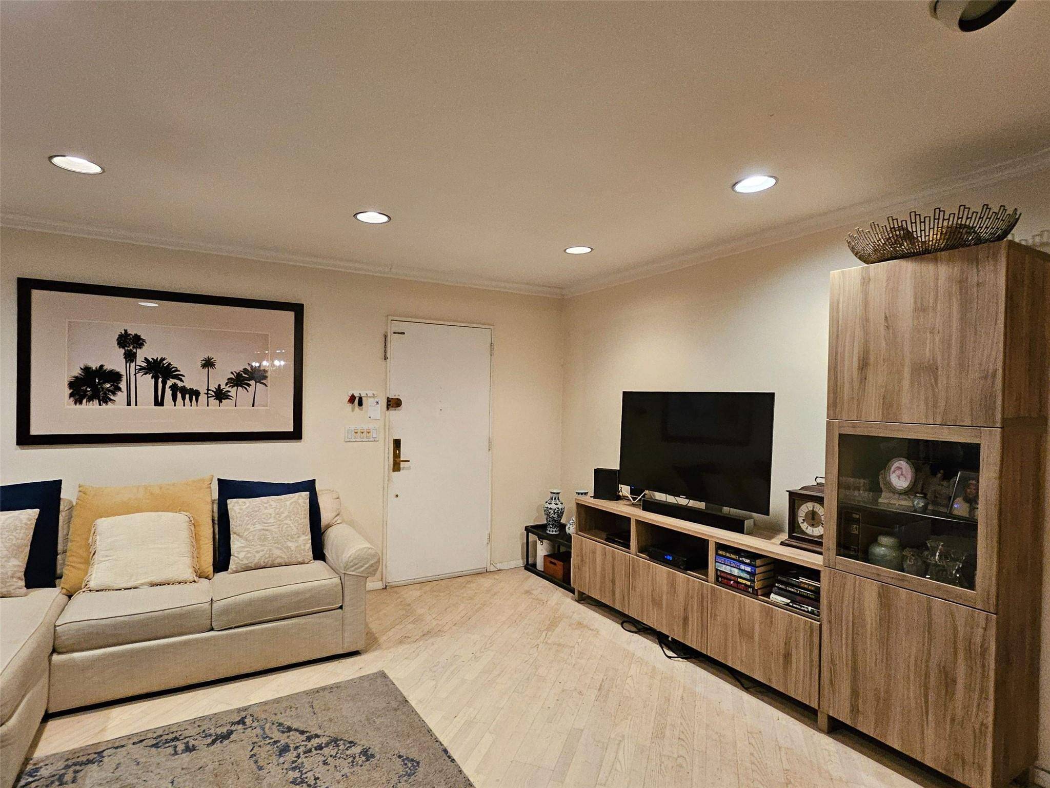 61-26 245th PL #F-2, Douglaston, NY 11362