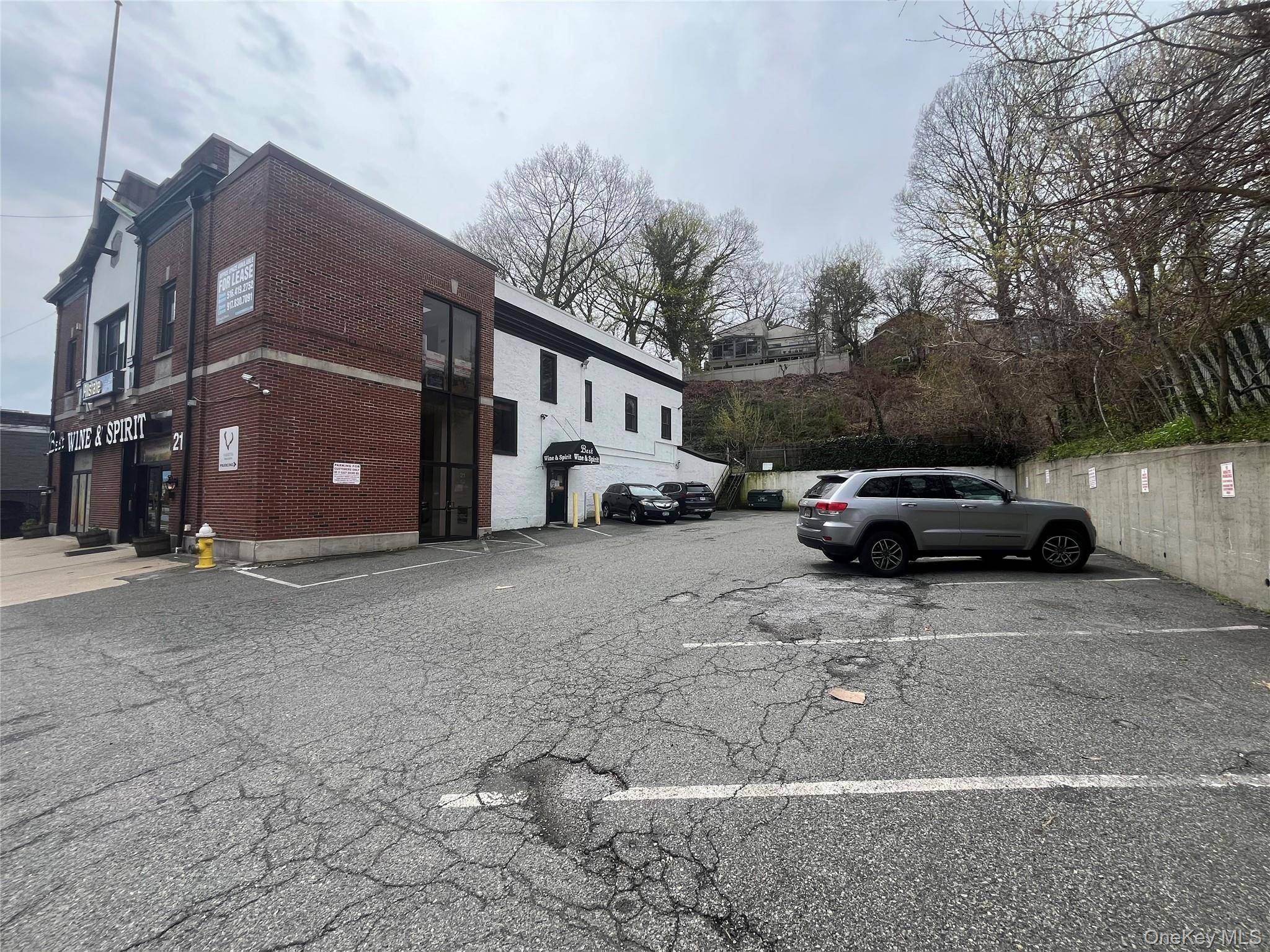 21 E Shore Road RD #1 FL, Manhasset, NY 11030