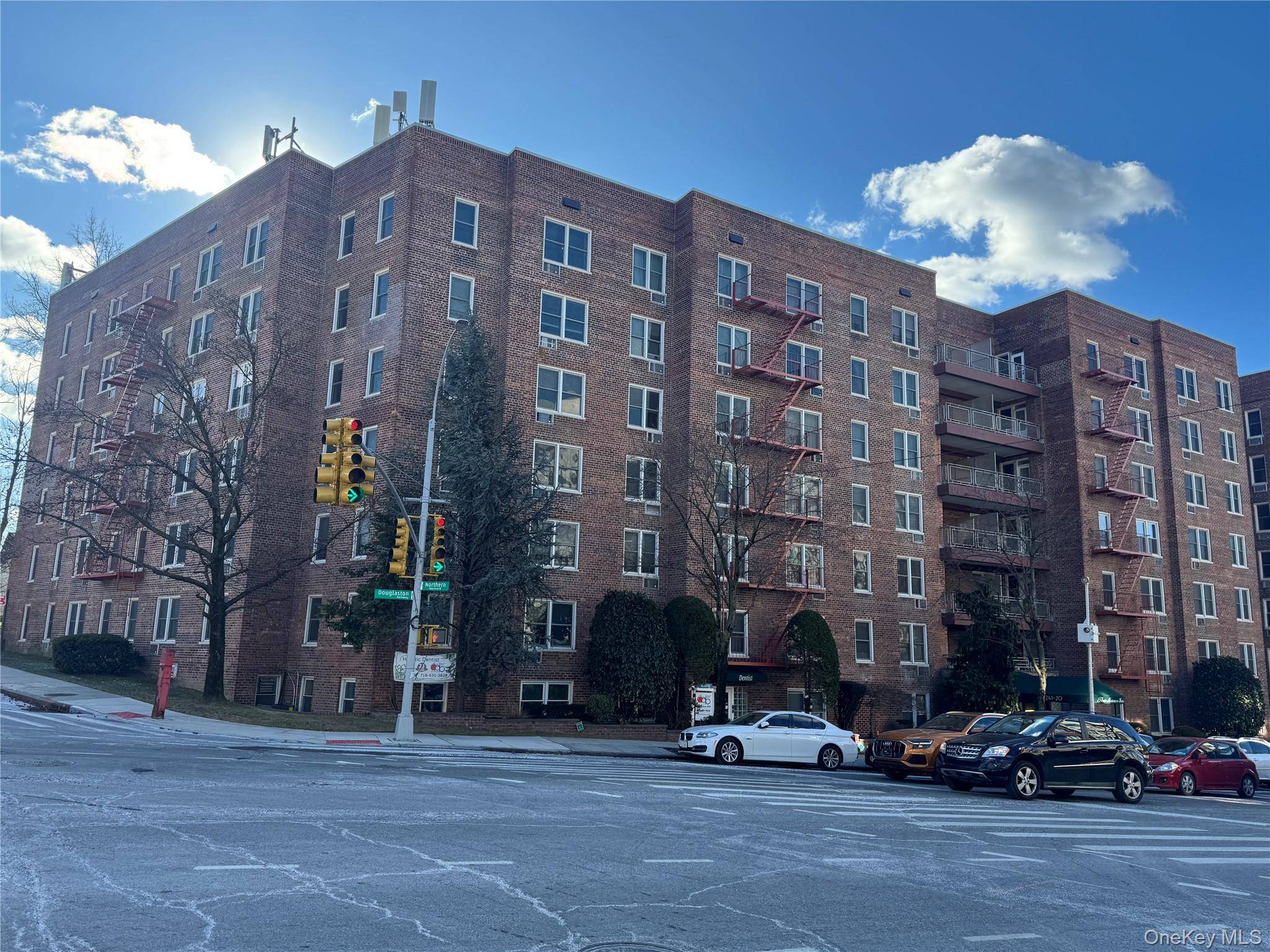 241-20 Northern Blvd #6H, Douglaston, NY 11363